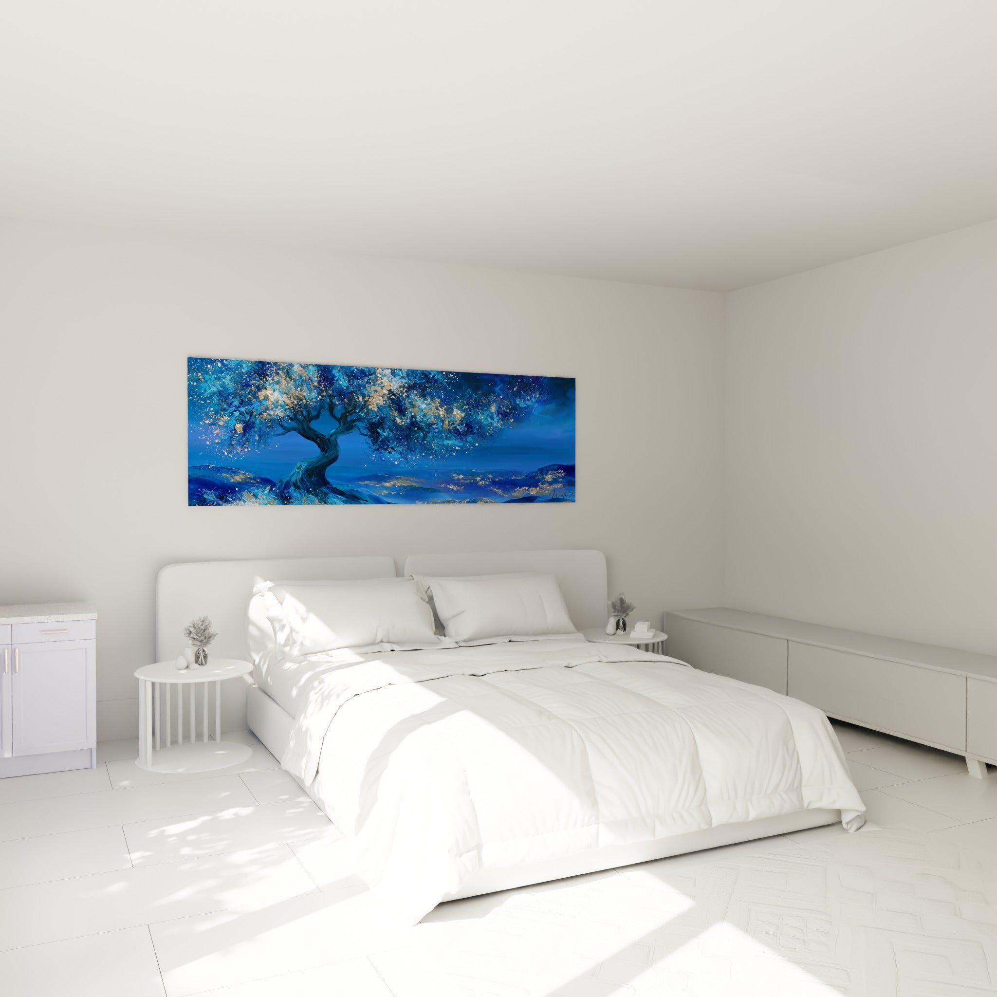 Silhouette d'olivier bleu marine et doré illuminant l'espace, accrochée au-dessus d'un lit dans une chambre claire