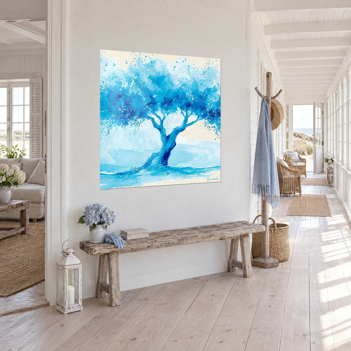 Gemälde knorriger Baum in Aquarell Azurblau und Cremeweiß, verdrehter Stamm, dreiviertel Ansicht im Flur eines Strandhauses