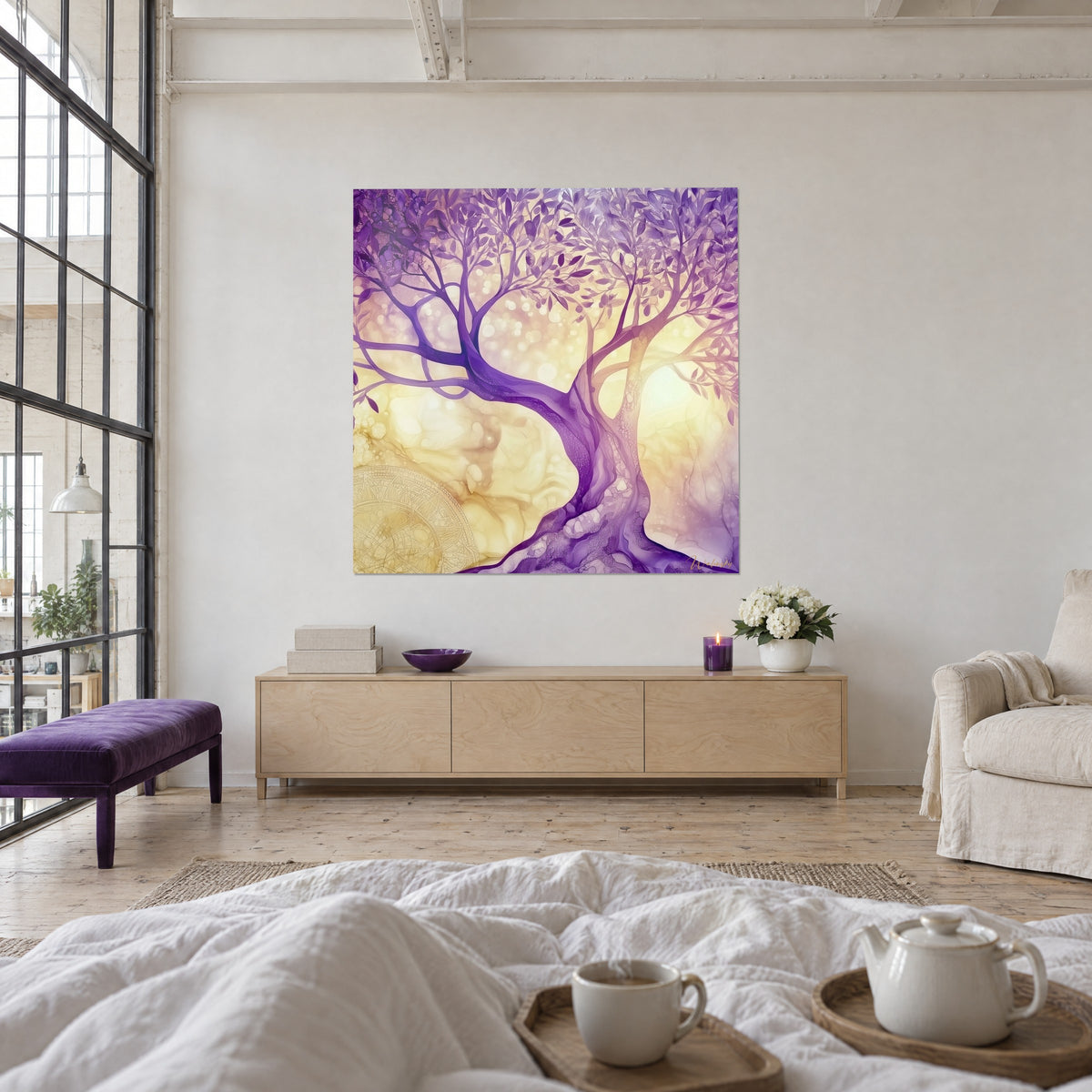 Tableau arbre d'éveil aux ramures améthyste et lueur dorée, face à un lit aux draps blancs dans une chambre claire
