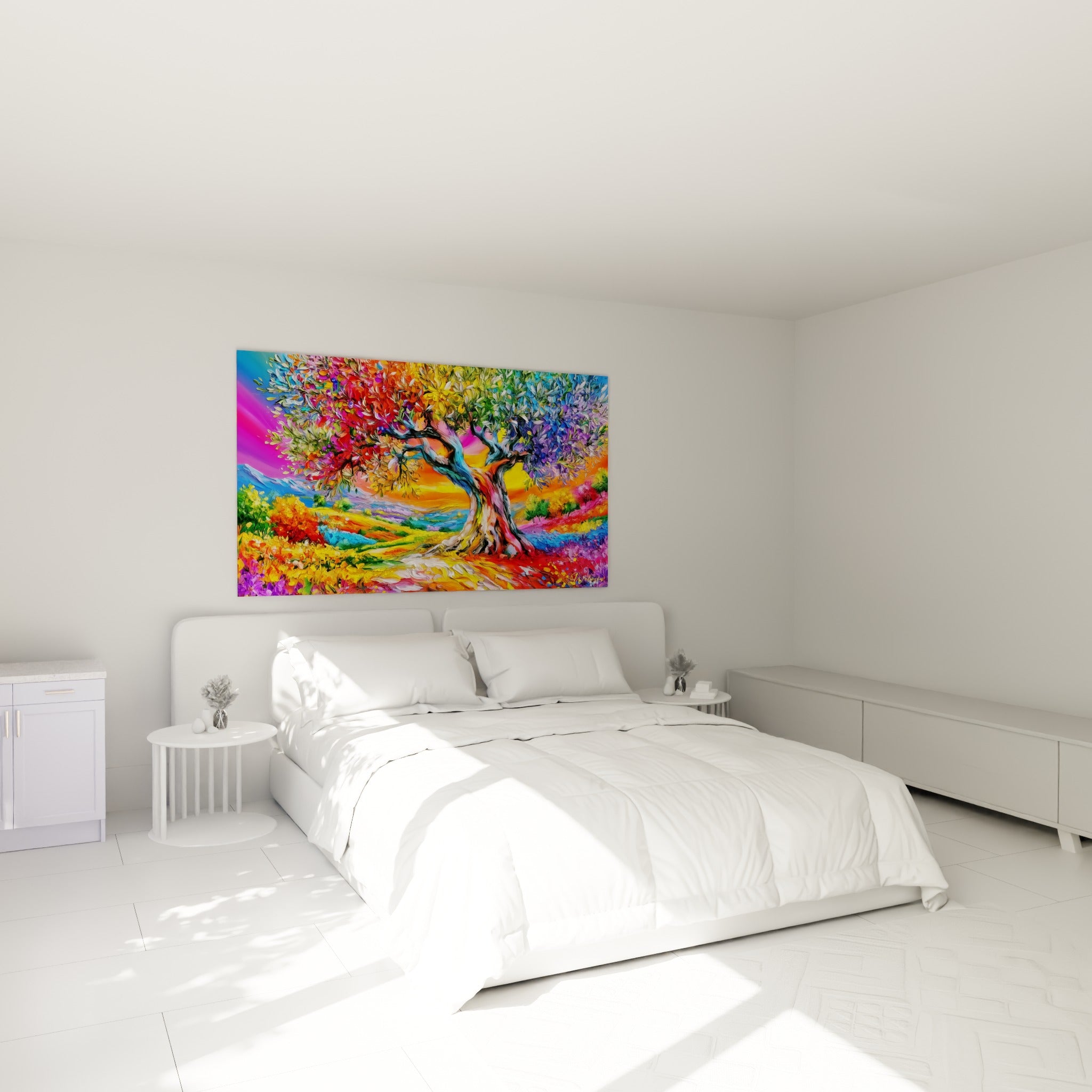 Arbre coloré aux teintes violettes et dorées accroché au-dessus d'un lit dans une chambre claire