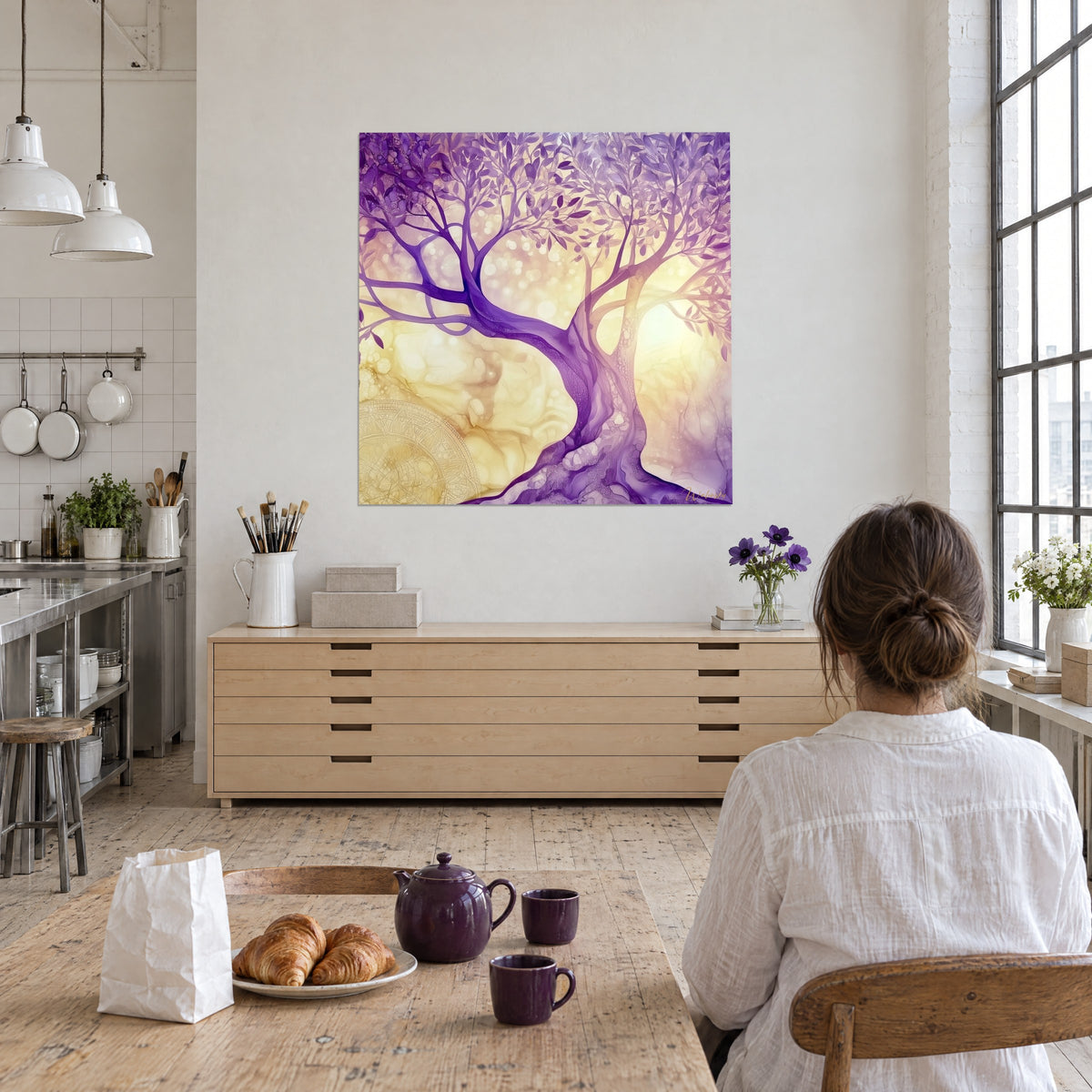 Tableau branches lilas sur nuage jaune pâle, bokeh lumineux, observé par une femme de dos dans un loft d'artiste