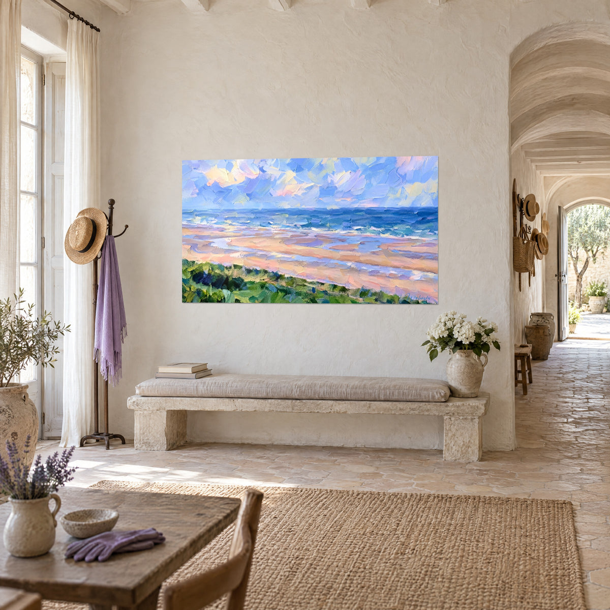 Tableau rivage normand en coups de spatule, sable corail, mer indigo et dunes vertes, accroché au fond d'un couloir voûté du mas