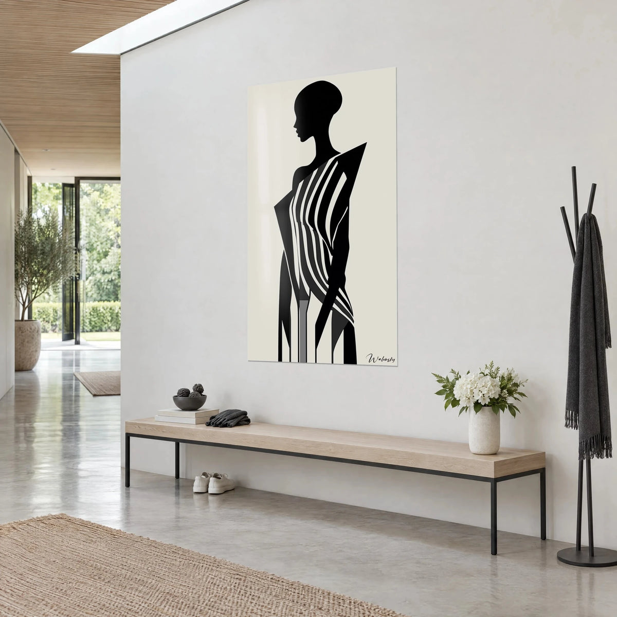 Cuadro silueta esbelta de maniquí en negro liso, hombro puntiagudo y rayas blancas sobre fondo crema, pared gris, banco de madera, entrada acristalada