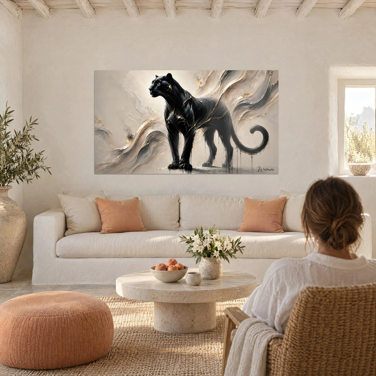 Quadro di pantera nera venata d'oro su onde beige e grigio perla, donna di spalle, sopra un divano in un soggiorno luminoso