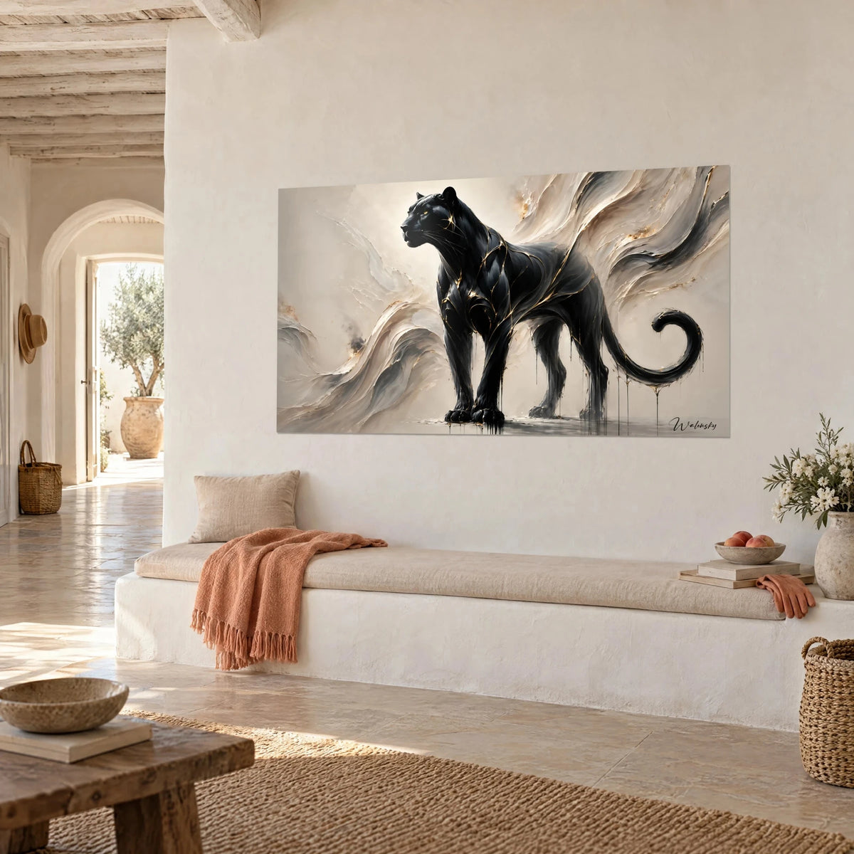 Quadro di felino d'ombra con riflessi dorati, coda arrotolata su fondo crema, panca bianca e plaid corallo in una casa mediterranea