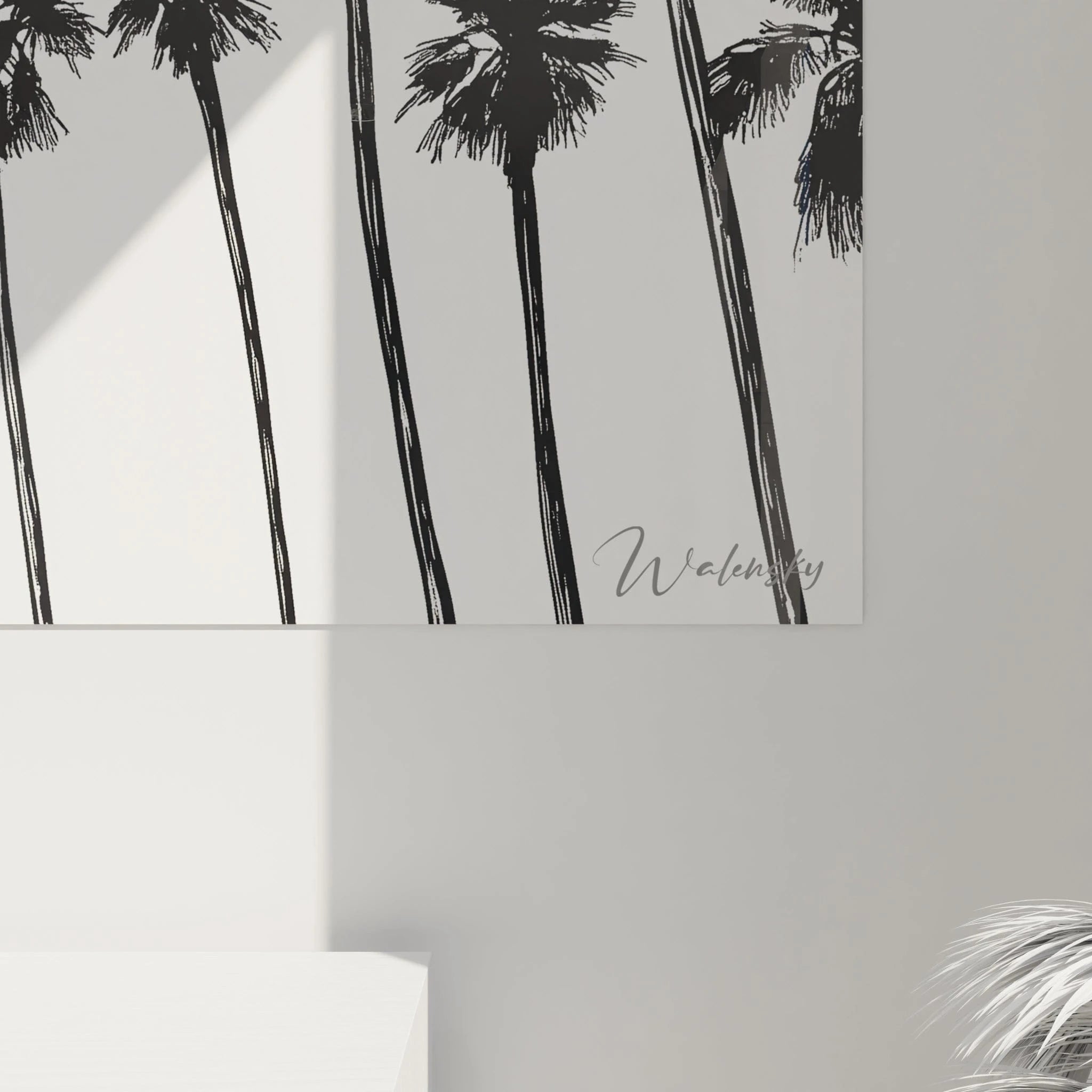 Tableau palmier noir et blanc illustrant une série de silhouettes de palmiers californiens aux formes organiques distinctives. Les détails précis des frondes contrastent avec la pureté du fond, offrant une interprétation contemporaine et épurée de ces arbres iconiques.
