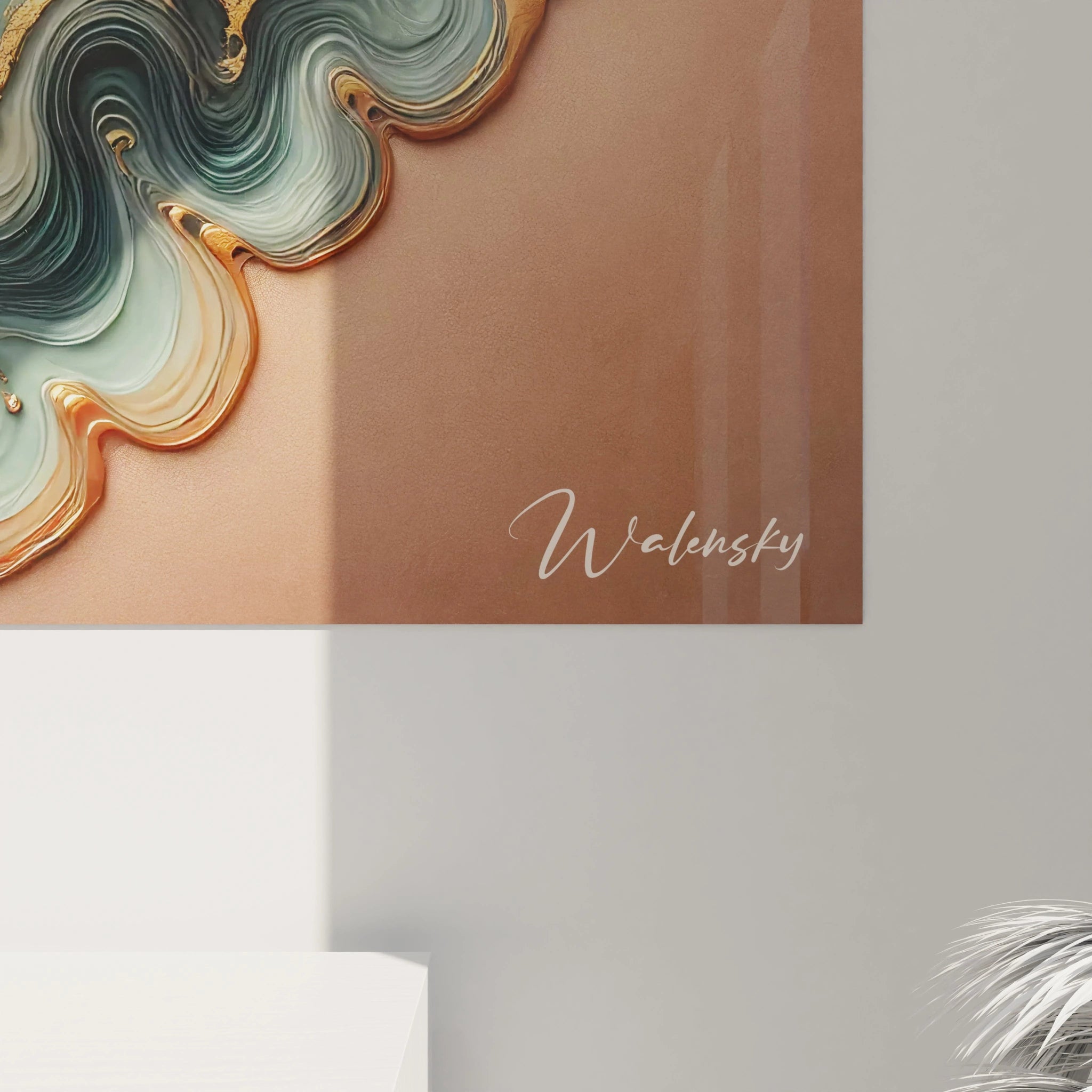 Vue rapprochée du tableau : Zoom sur les détails du tableau style epoxy, où les couches fluides de résine se mêlent aux touches d’or, créant un effet de profondeur hypnotisant et apaisant.

