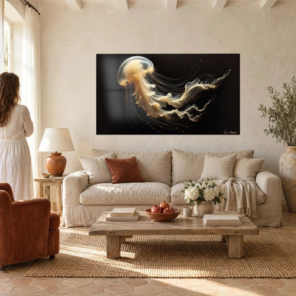 Gemälde Qualle in Gold mit fadenfeinen Tentakeln, elfenbeinfarbener Schirm auf schwarzem Hintergrund, über einem Sofa in einem hellen Wohnzimmer