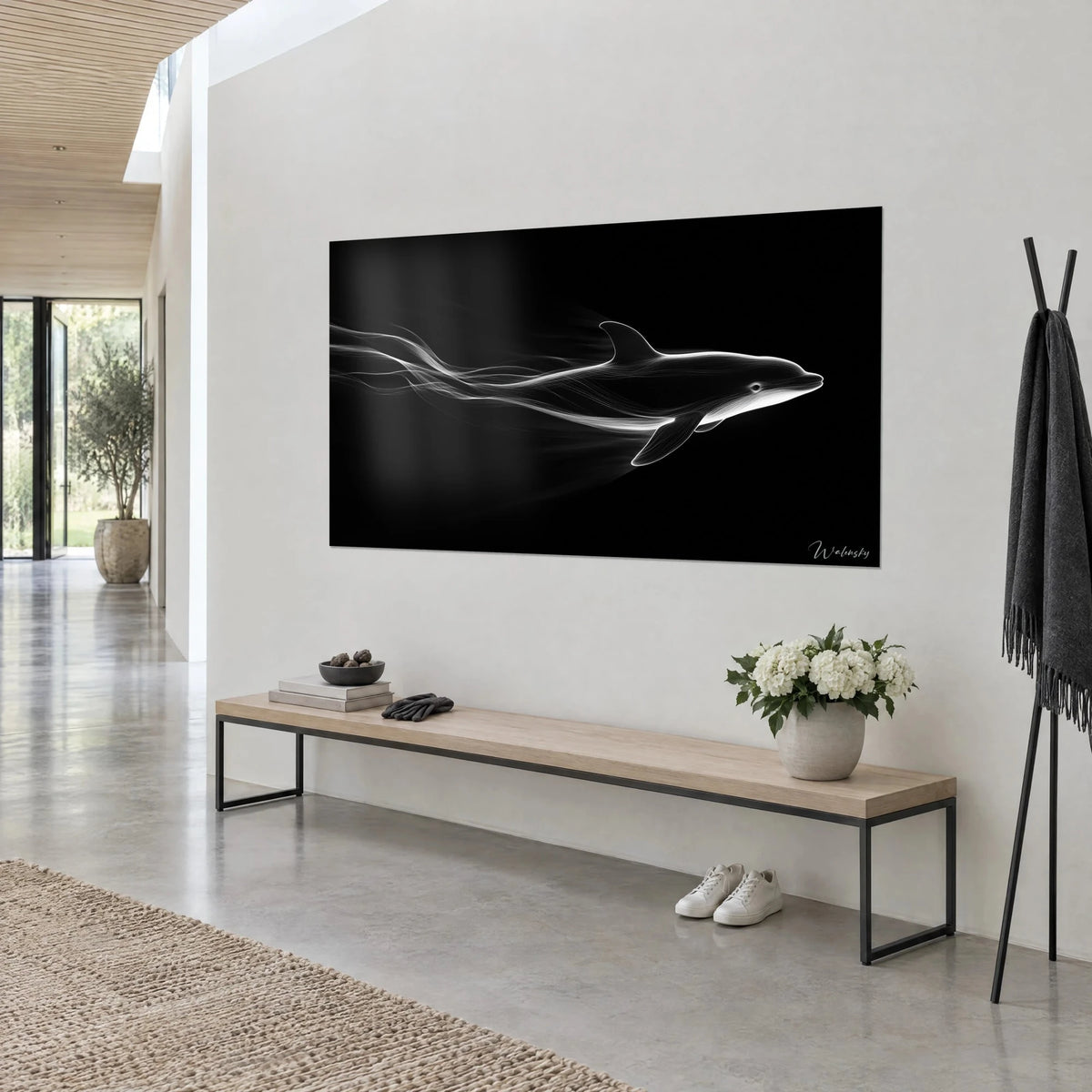 Quadro cetaceo argentato con lunghe scie di fumo bianco su nero profondo, panca in legno chiaro, in una casa d'architetto