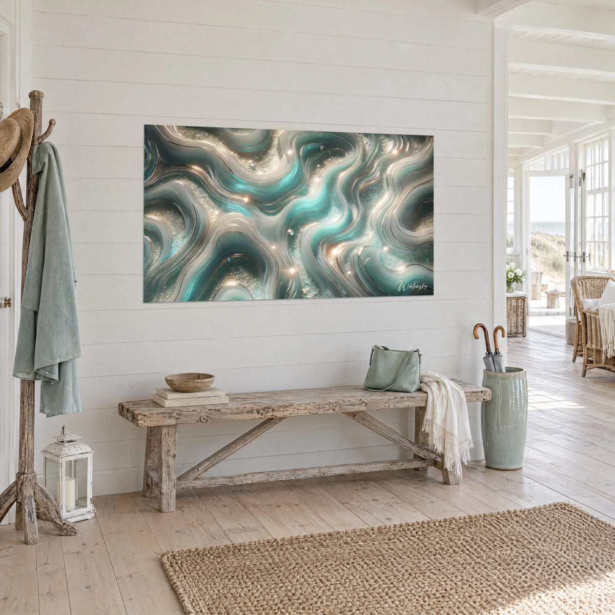 Tableau vagues de résine ivoire et vert d'eau, reflets dorés, sur un mur de lattes blanches, maison bord de mer