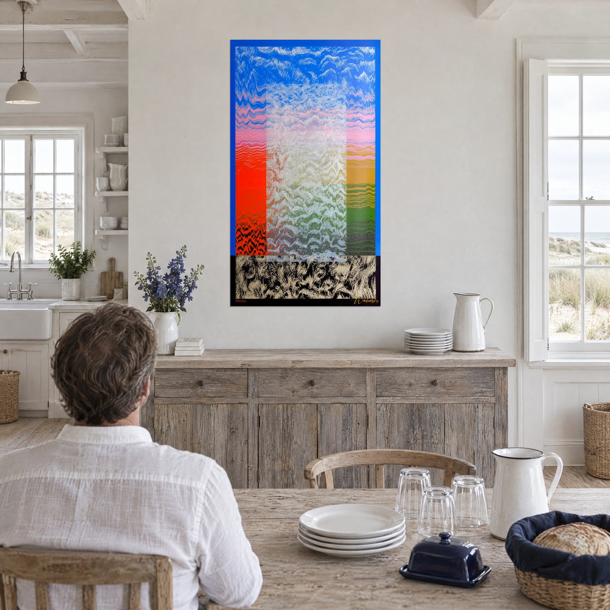 Cuadro de franjas moiré en rosa pálido y amarillo ocre sobre fondo azul cobalto, comedor de casa de playa