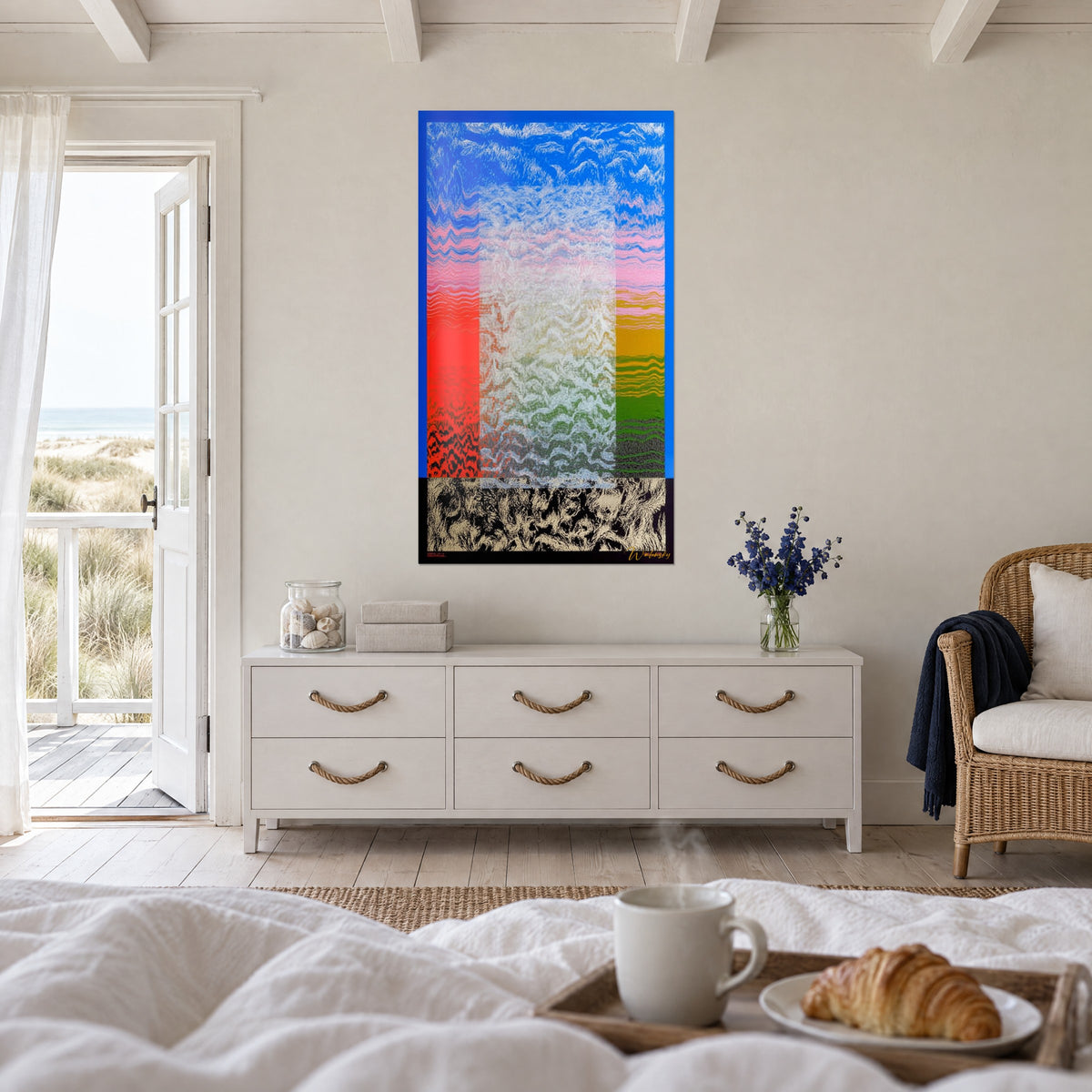 Cuadro de composición óptica con ondas azul ultramar y naranja vivo, sobre una cama en un dormitorio luminoso
