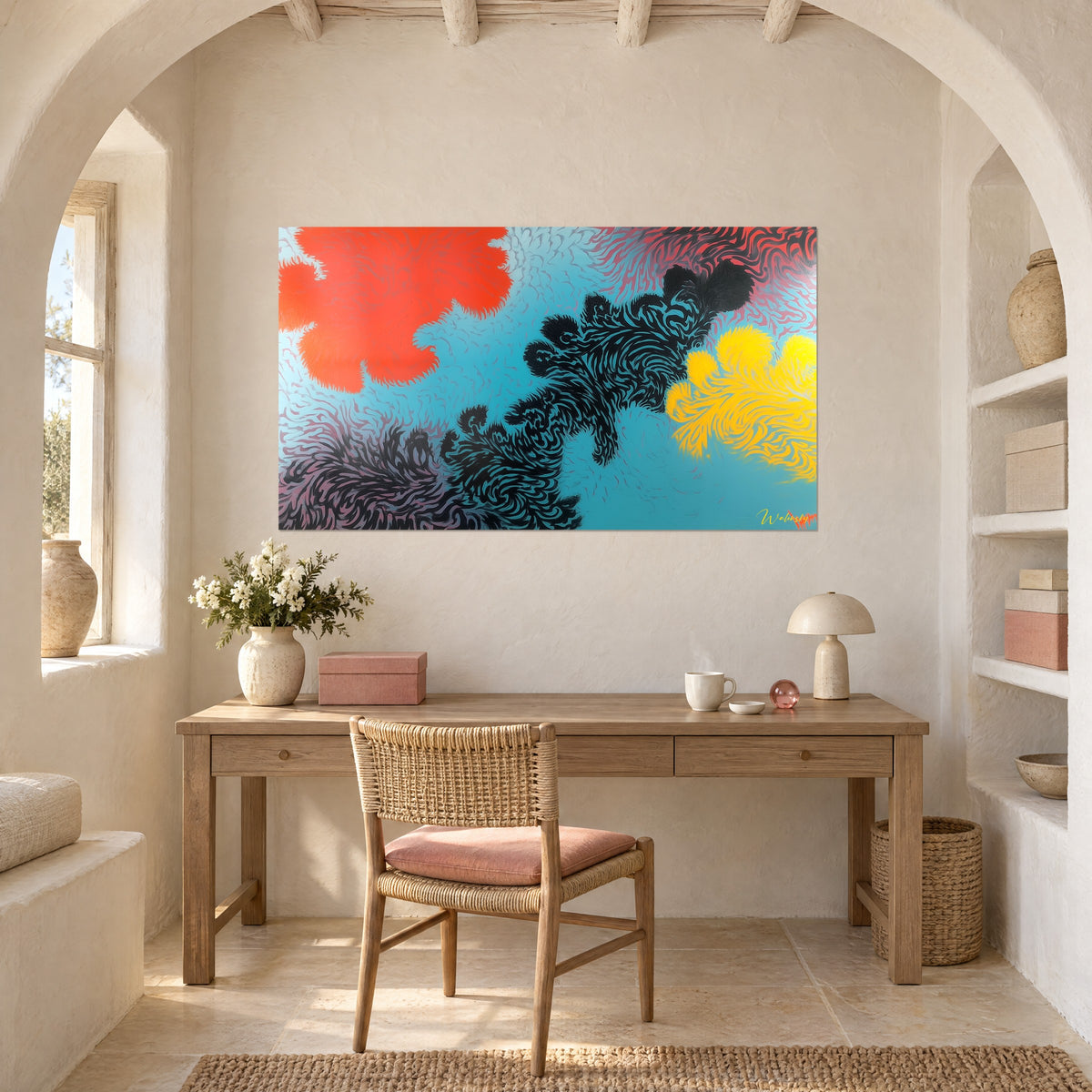 Cuadro de pintura fibrosa en negro azabache y naranja flamante sobre cielo turquesa, encima de un escritorio de madera clara y una silla de ratán