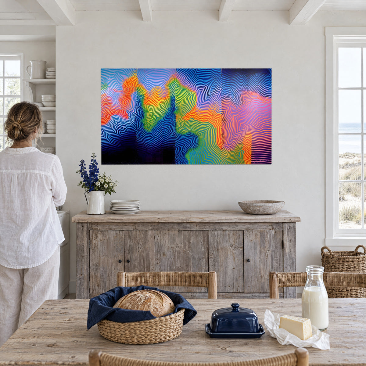 Tableau rayures vibrantes en zones jaune soleil et magenta, femme de dos devant un buffet, maison de bord de mer