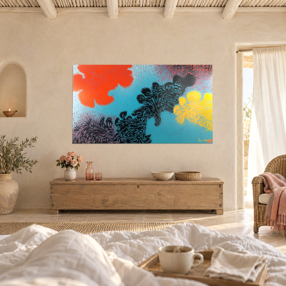 Cuadro de ilusión óptica dinámica con espirales negras, plumas naranjas y amarillas sobre turquesa, encima de una cama en un dormitorio luminoso