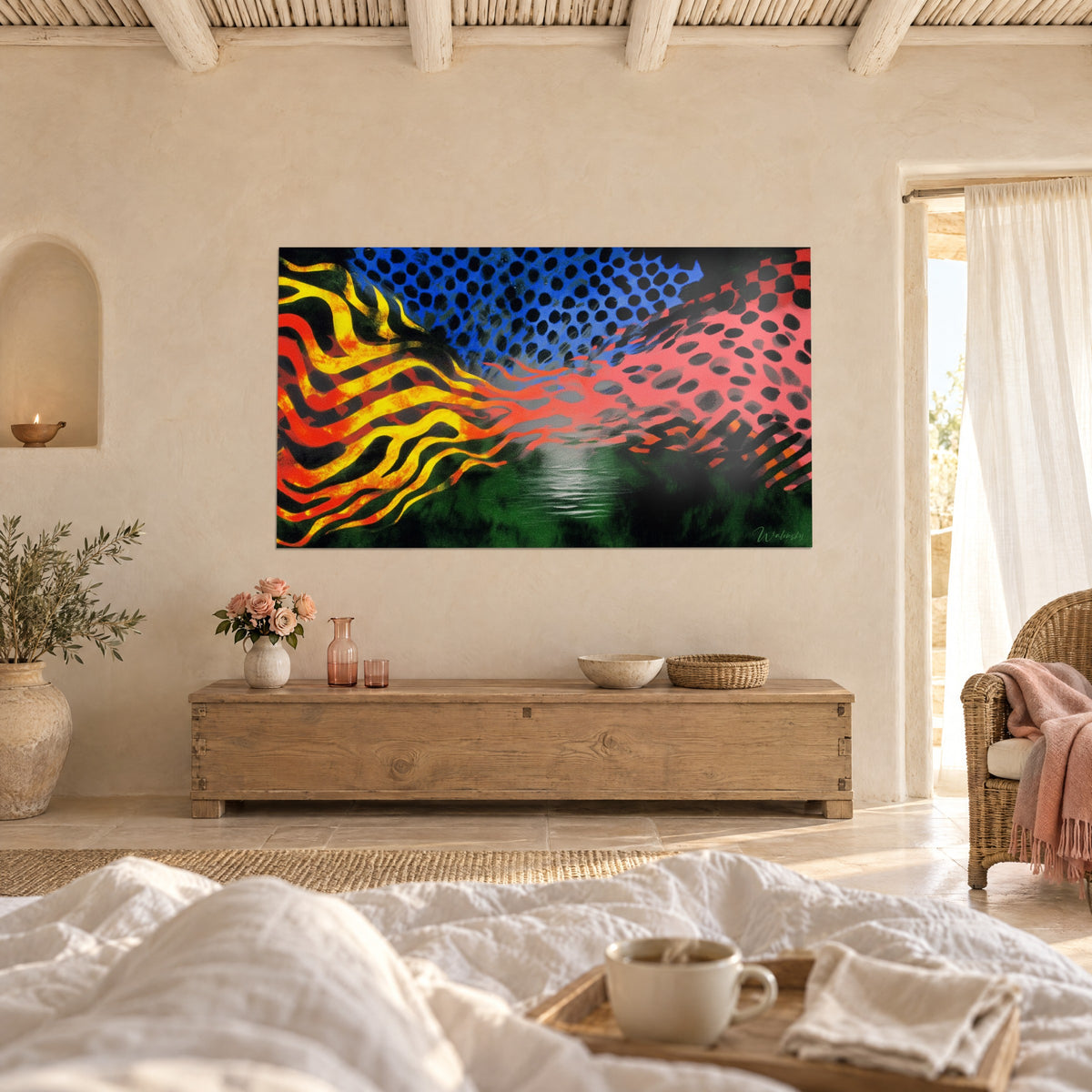 Cuadro Op Art de cintas naranjas atigradas, amarillo y rosa coral con puntos negros, reflejo plateado en el centro, encima de una cama en un dormitorio luminoso