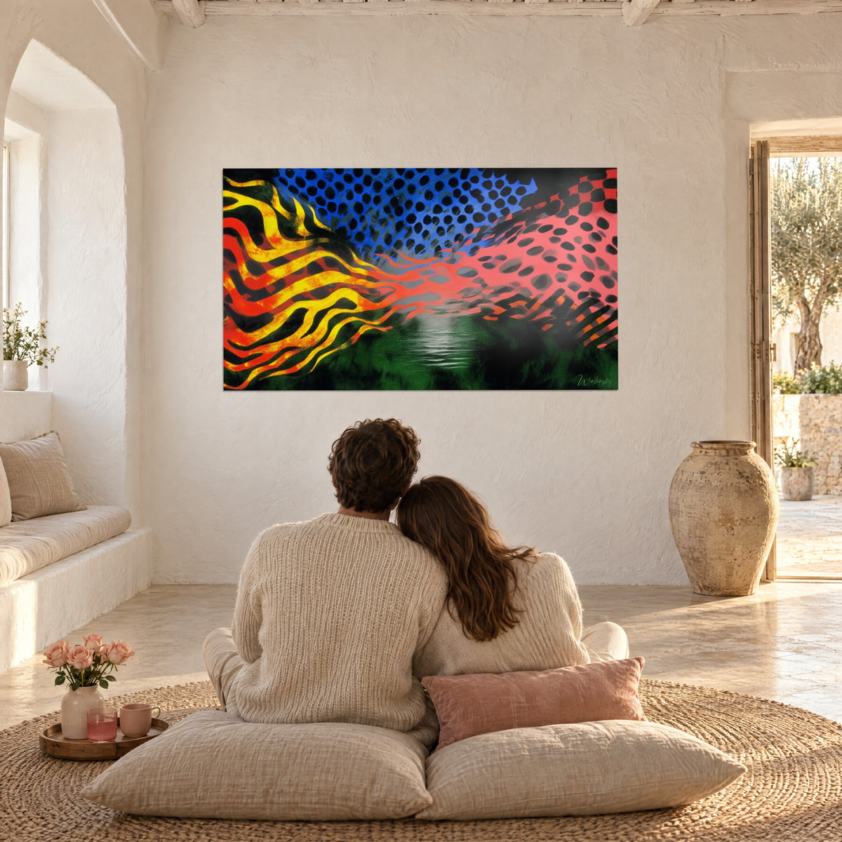 Cuadro ilusión óptica con olas flamígeras amarillas y naranjas, lago gris plateado, tablero de ajedrez rosa a la derecha, pareja sentada de espaldas sobre cojines beige