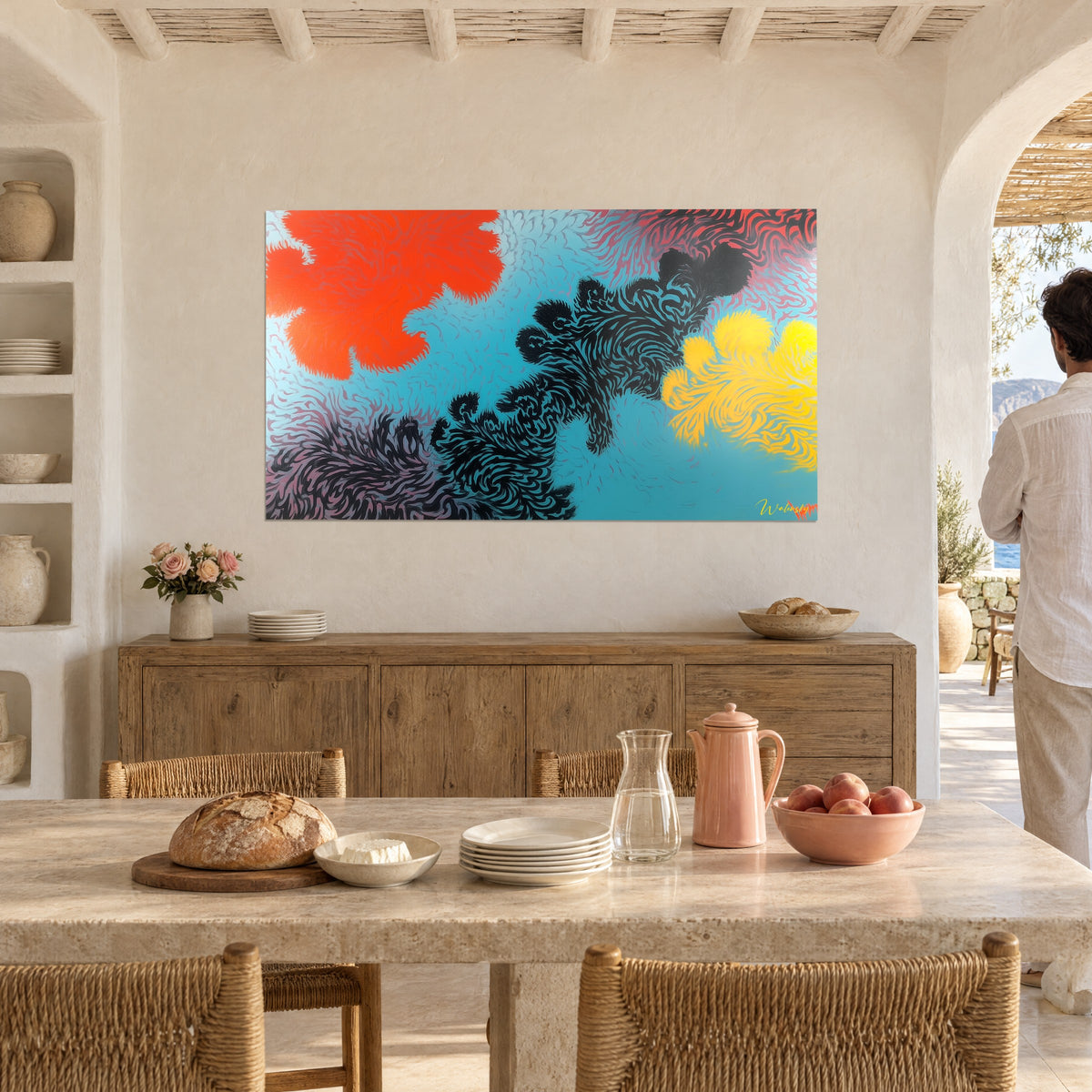 Cuadro de composición con pinceladas fibrosas, masas negras, naranja vivo y amarillo sol sobre azul turquesa, comedor blanco