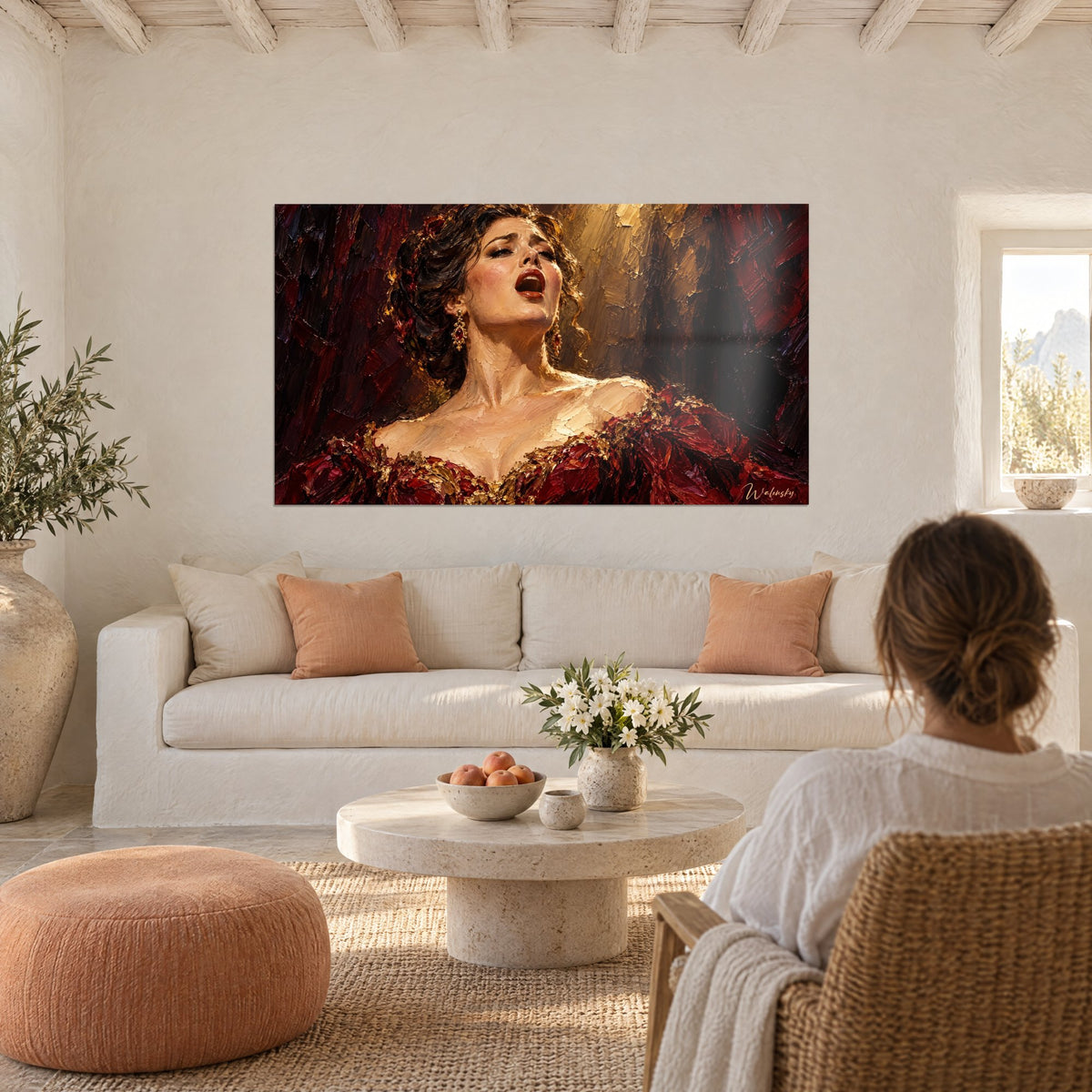 Tableau cantatrice bouche ouverte en plein chant, robe rouge bordée d'or sur fond bordeaux, au-dessus d'un canapé dans un salon lumineux