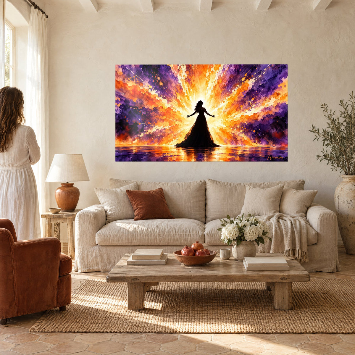 Tableau cantatrice en silhouette noire, bras ouverts, rayons orange et violets, au-dessus d'un canapé dans un salon lumineux