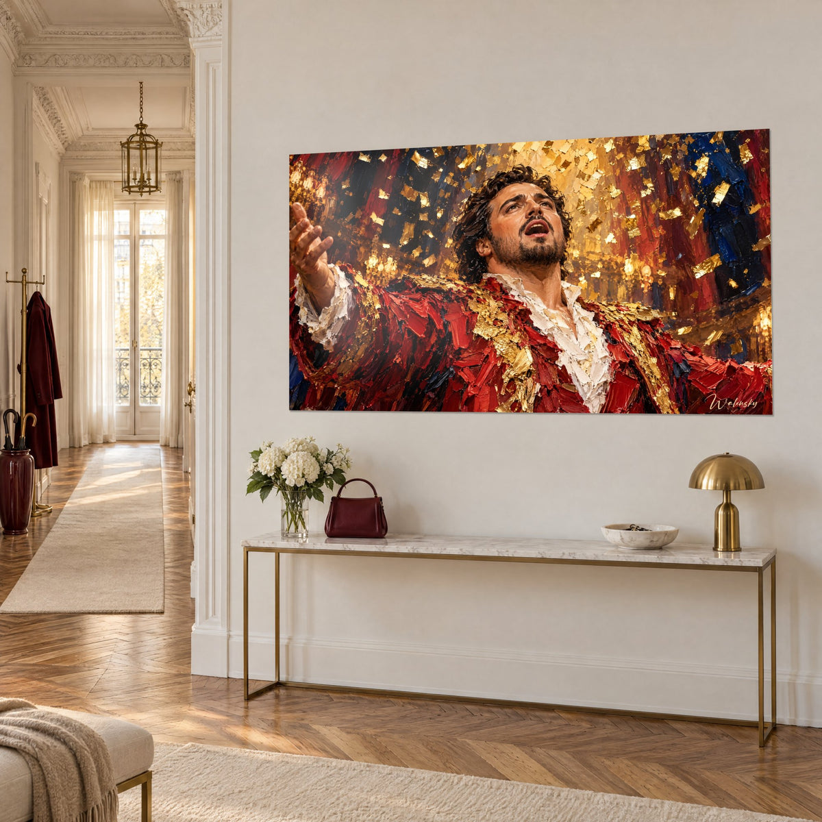 Tableau ténor à la barbe brune et aux boucles sombres, col blanc ouvert, fond bleu et or, vu de trois-quarts sur un mur blanc