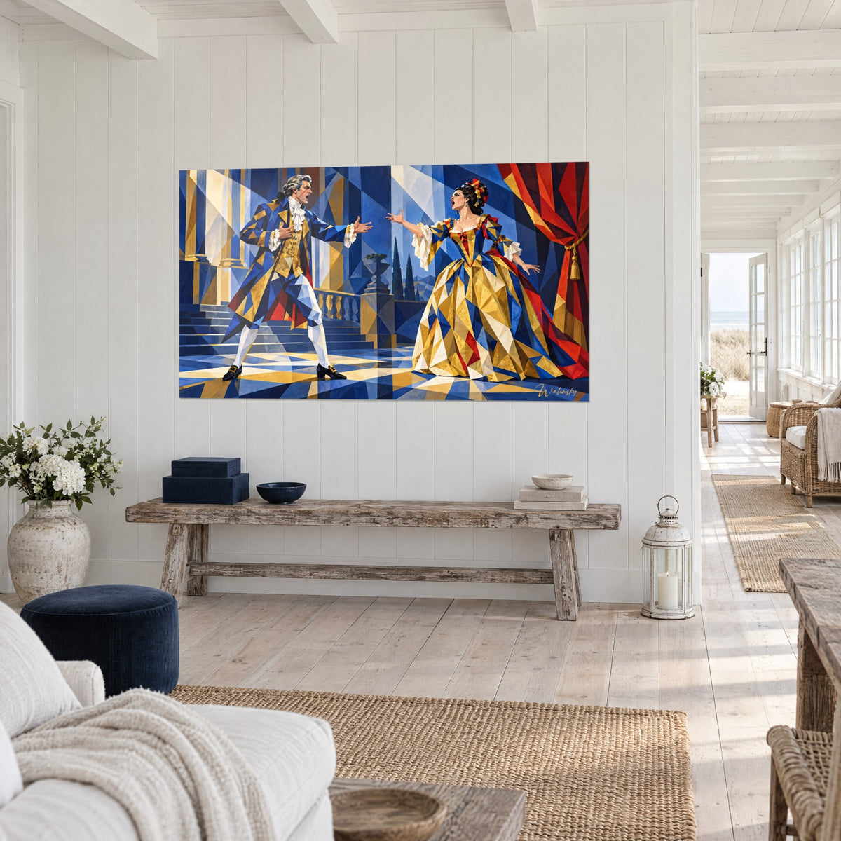 Tableau ténor et soprano face à face, manteau à facettes bleues et robe dorée à rideau rouge, mur blanc, maison de bord de mer