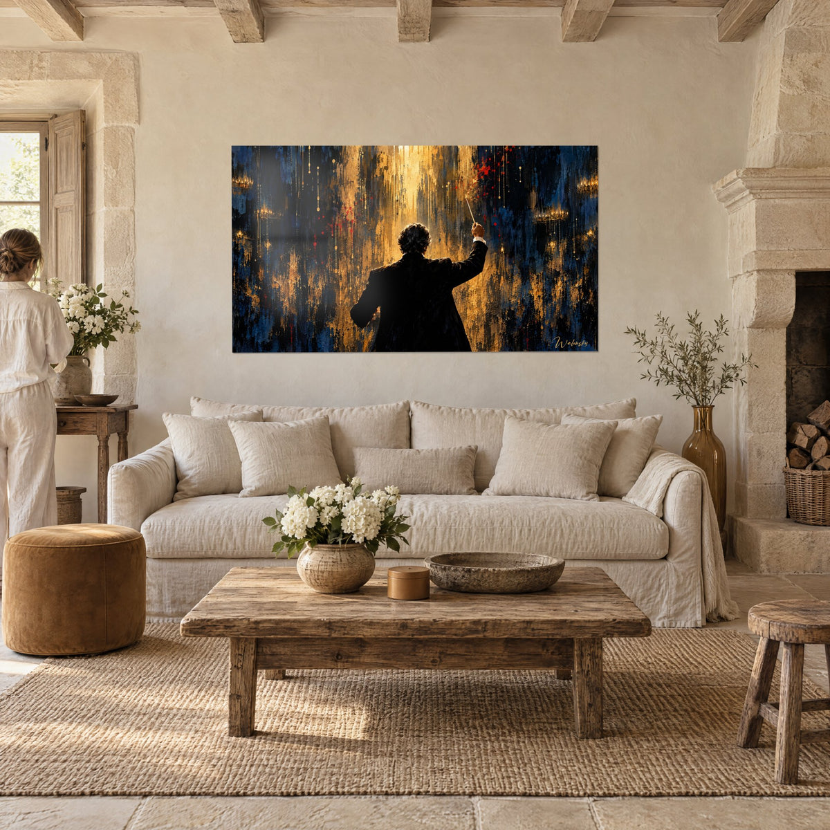 Tableau maestro de dos, baguette levée sur fond d'or et de bleu nuit, au-dessus d'un canapé dans un salon lumineux