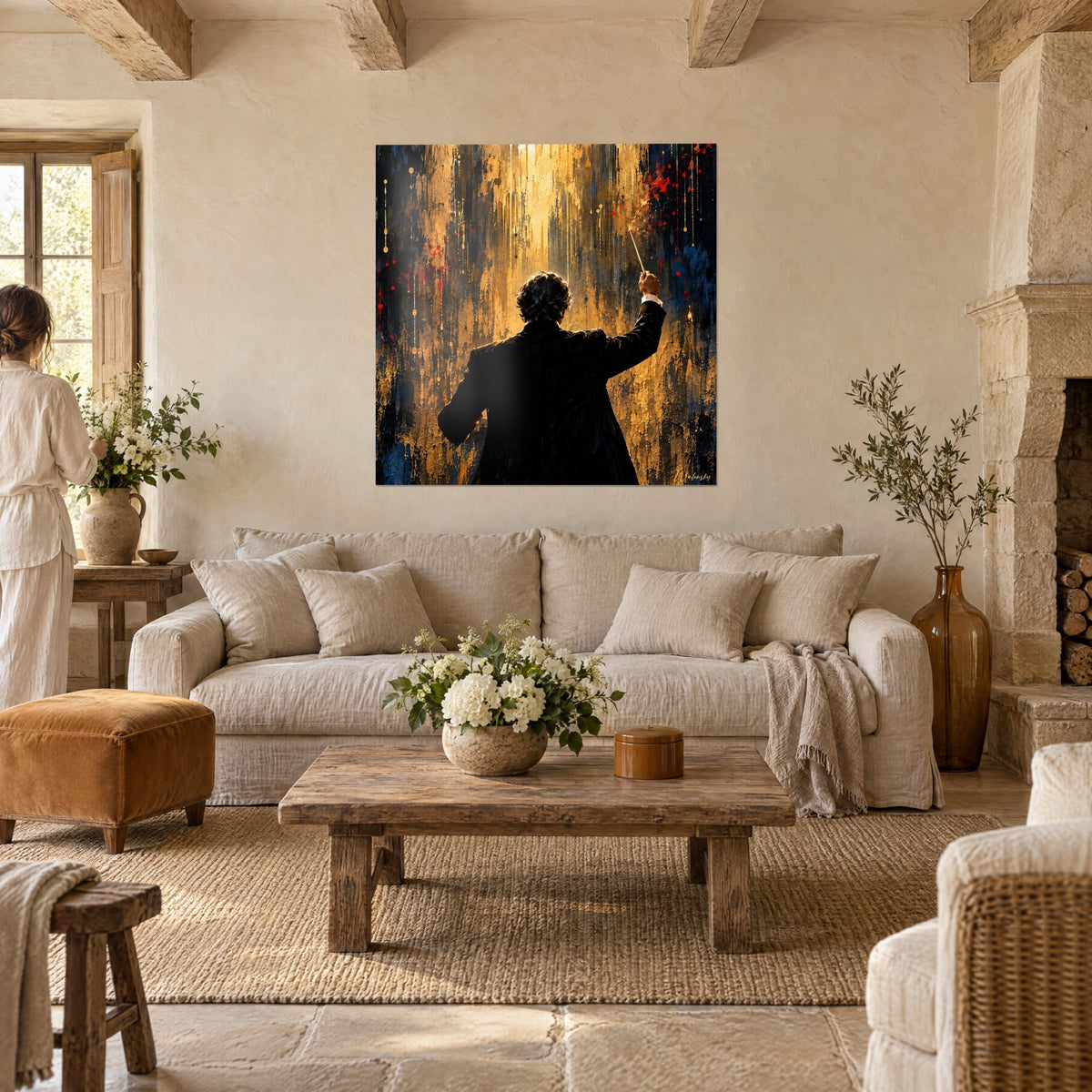 Tableau chef d'orchestre de dos, baguette levée sur fond doré et noir, éclaboussures rouges, au-dessus d'un canapé dans un salon lumineux