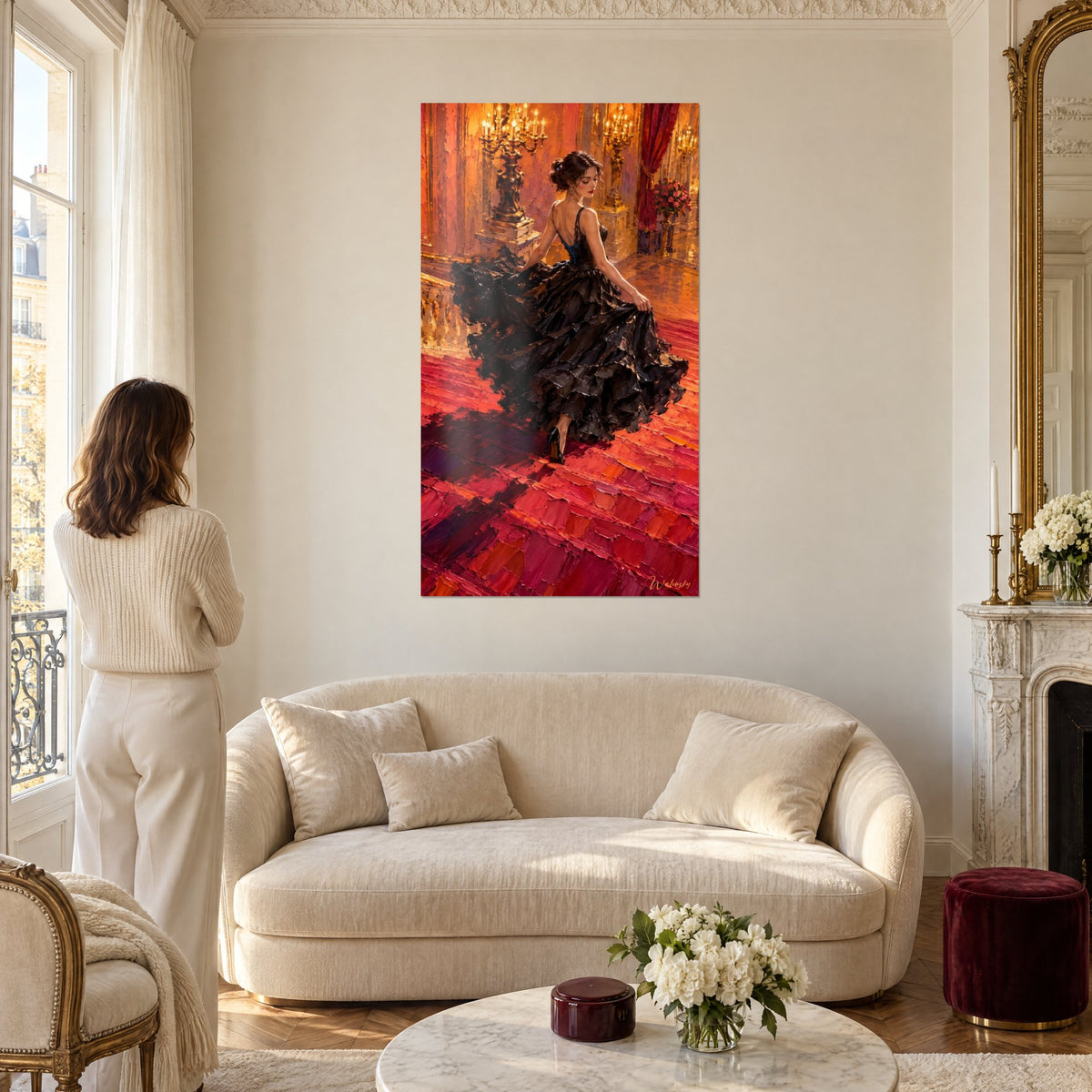 Tableau danseuse virevoltante en robe noire à volants, sol pourpre et lustres dorés, au-dessus d'un canapé dans un salon lumineux