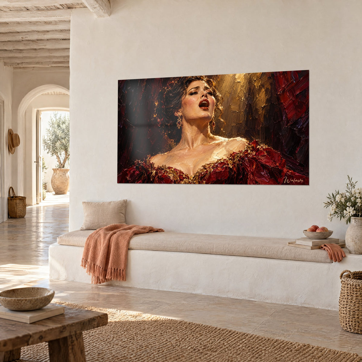 Tableau diva au visage levé, boucles brunes et boucles d'oreilles rubis, épaules nues et fond ocre doré, sur un mur blanc chaulé