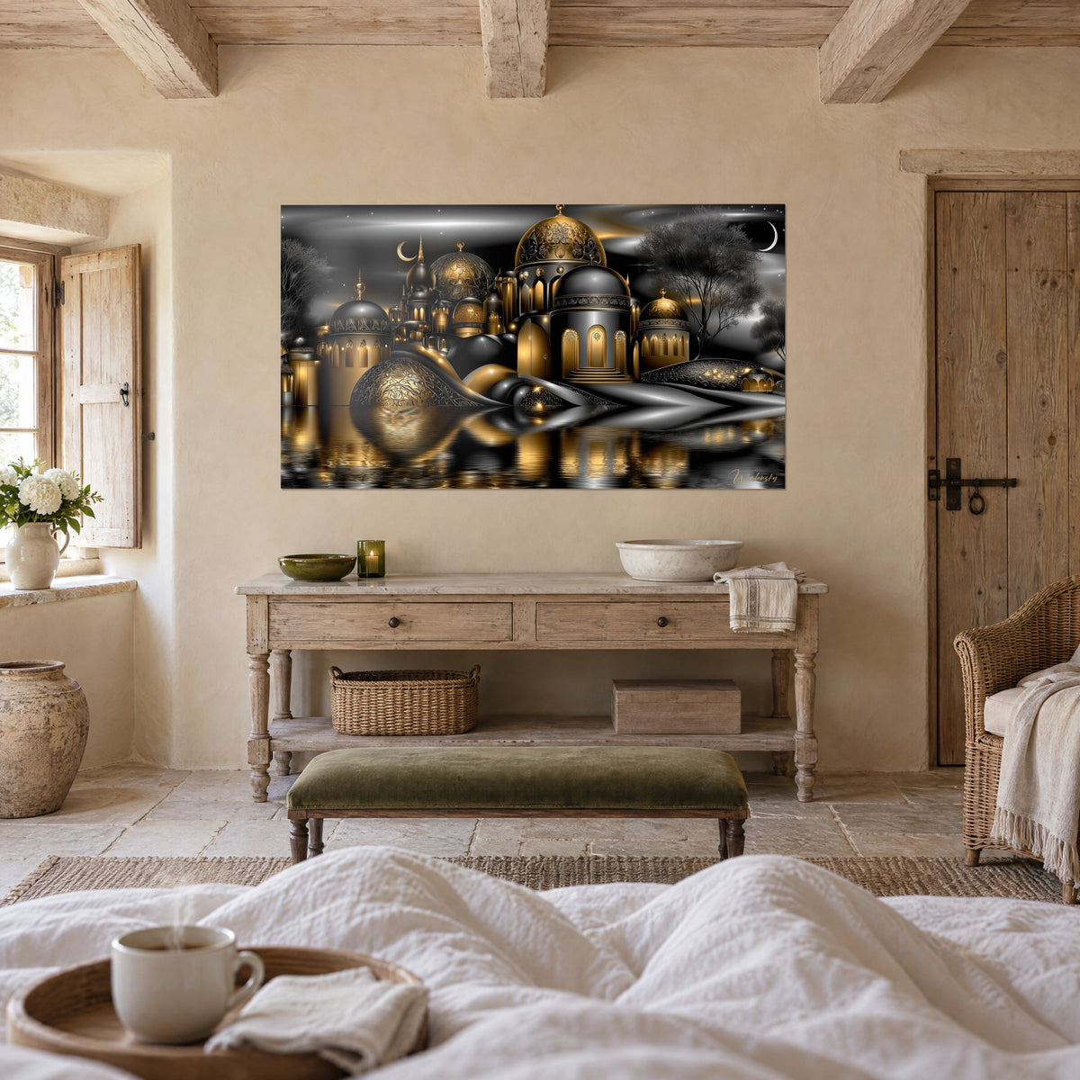 Quadro minareti e cupole ornate d'oro su sfondo nero, riflessi nell'acqua, appeso sopra un letto in una camera luminosa