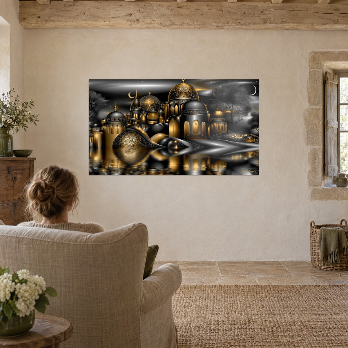 Quadro cupole cesellate in oro su cielo stellato grigio scuro, riflessi dorati sull'acqua, donna seduta di spalle in una poltrona di lino