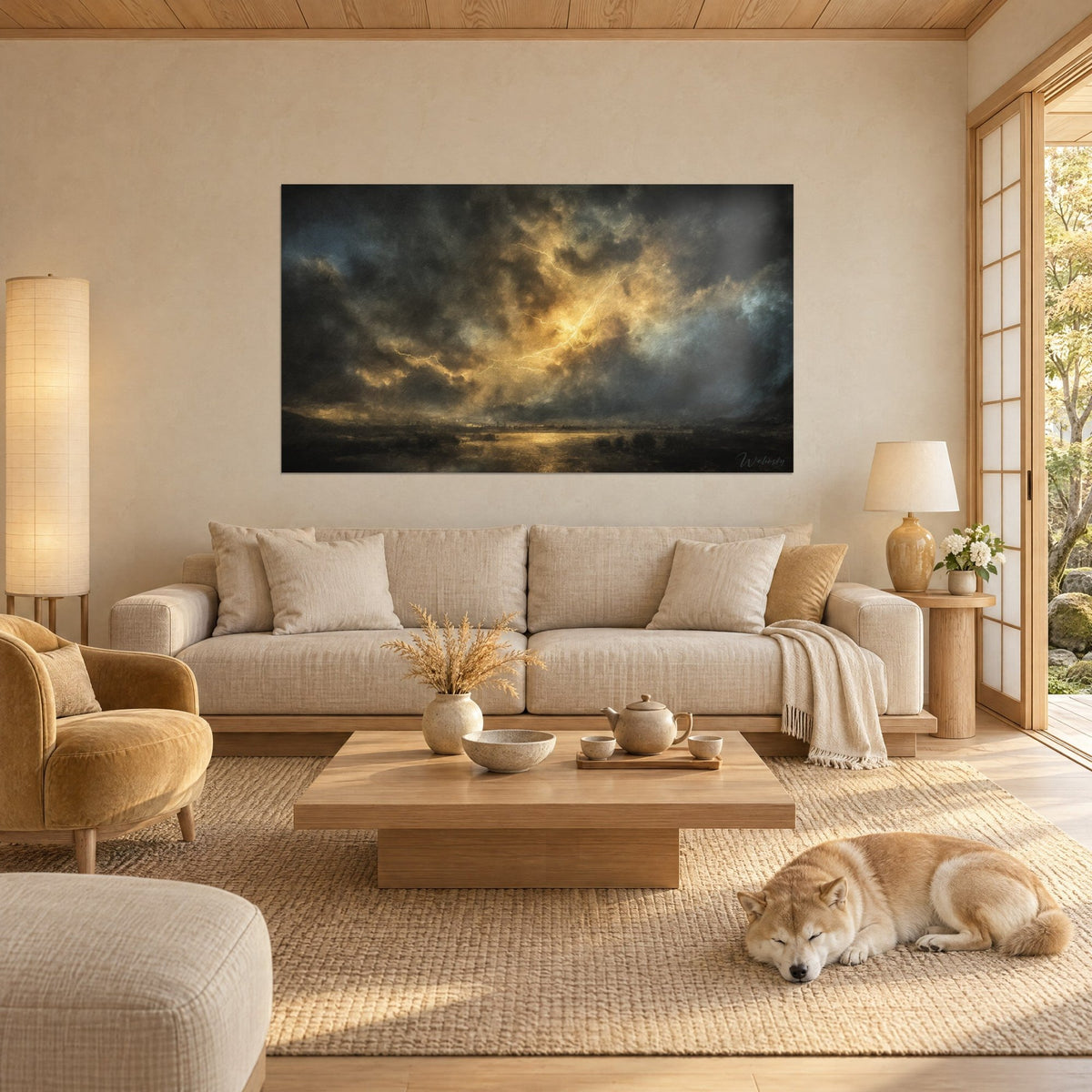 Quadro tempesta drammatica con lampi dorati su nubi antracite e blu acciaio, shiba addormentato, sopra un divano in un soggiorno luminoso