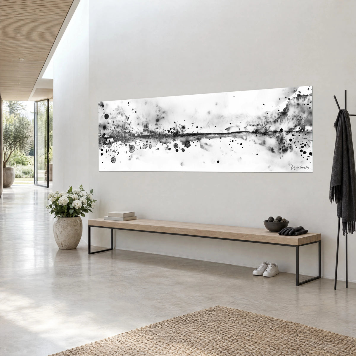 Panoramisch schilderij van verdunde inkt, zwarte horizonlijn, zilvergrijze wolken en ronde vlekken, aan de witte muur van een architectenwoning