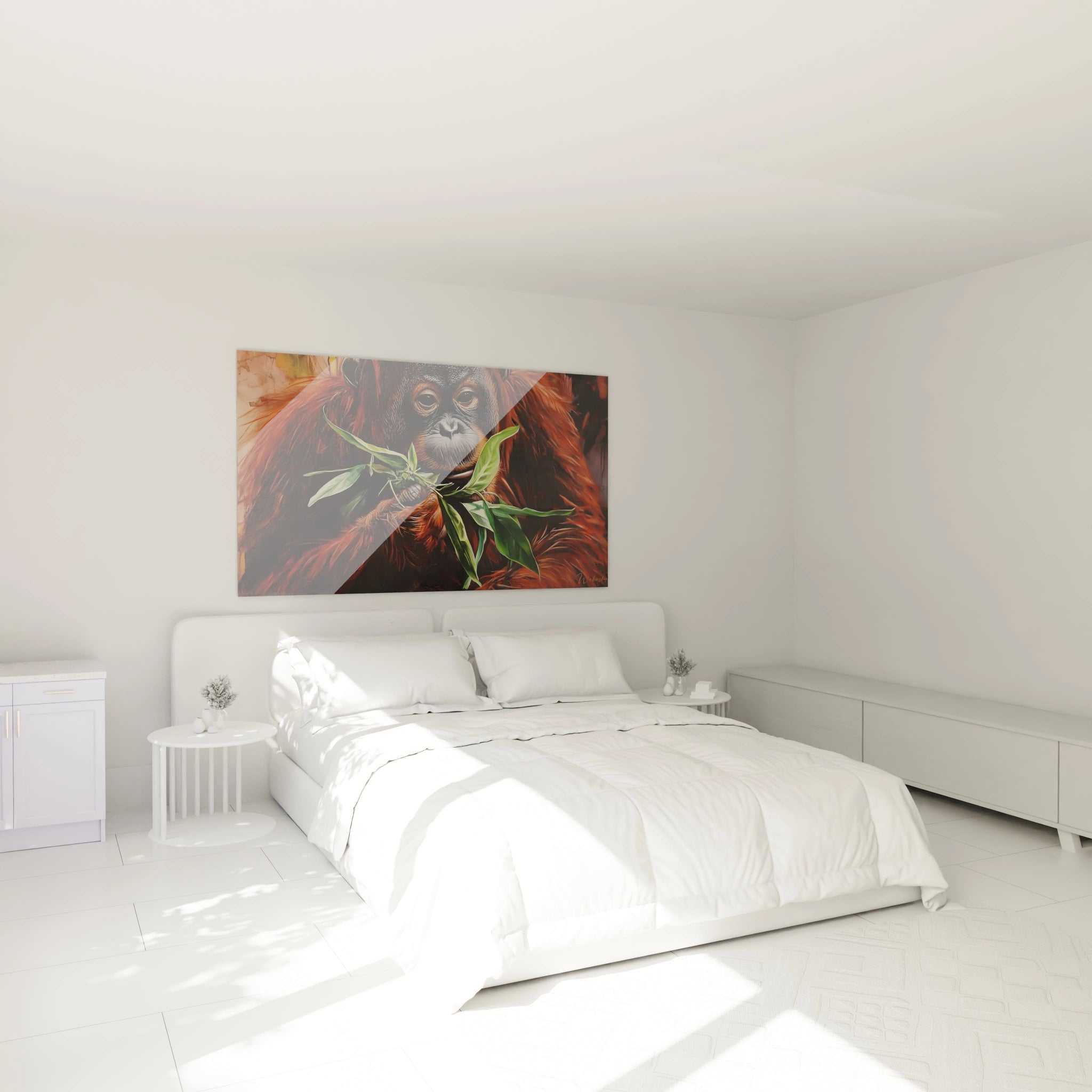 Tableau orang outan Walensky accroché au-dessus d'un lit blanc dans une chambre lumineuse et moderne