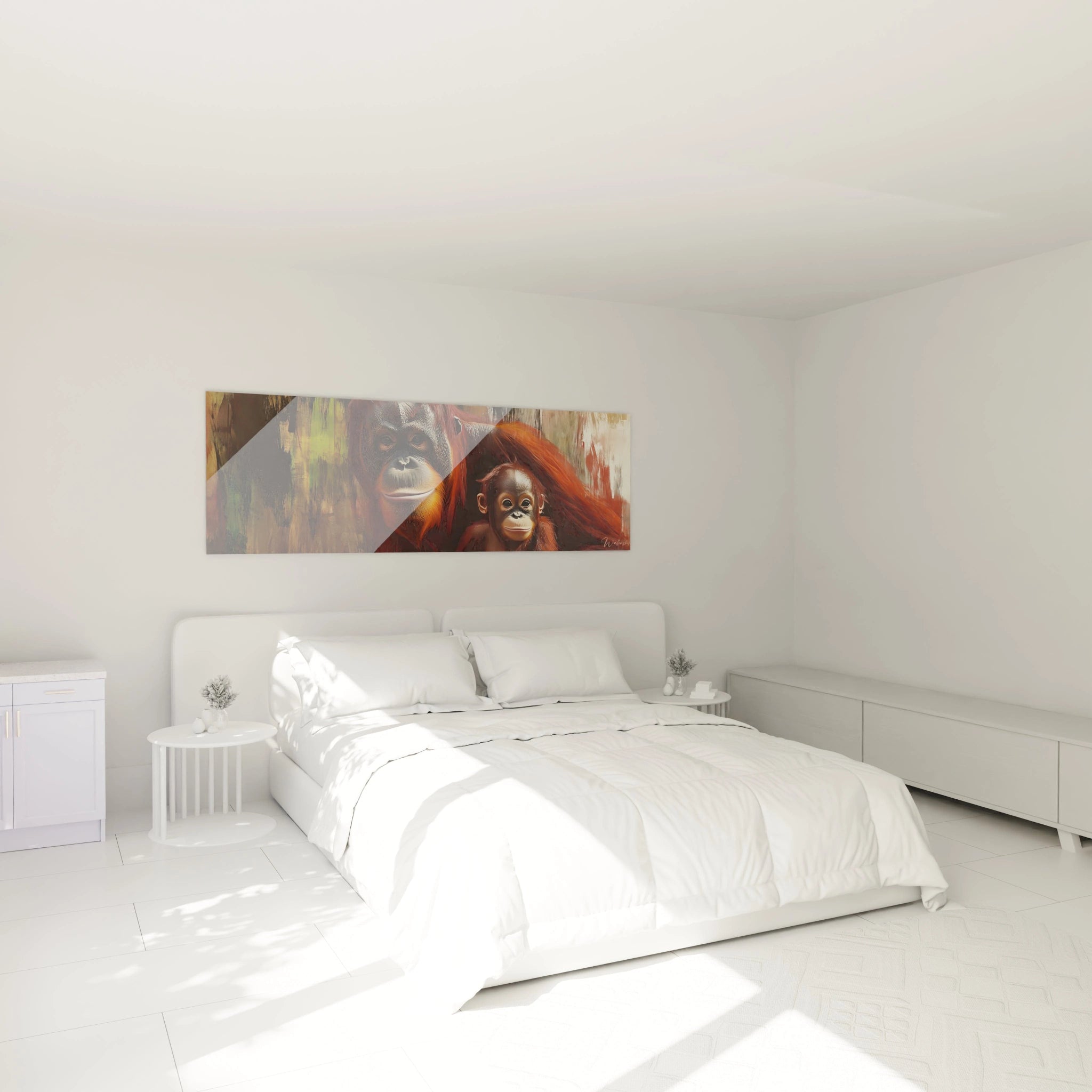Tableau orang outan Walensky accroché au-dessus d'un lit blanc dans une chambre lumineuse