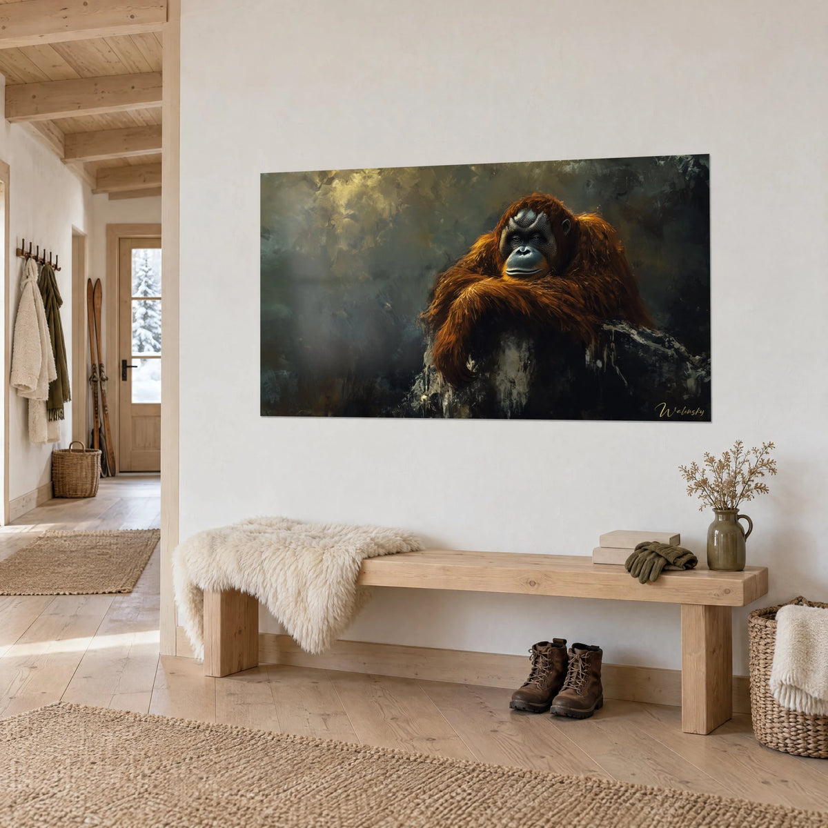 Tableau grand singe roux accoudé sur un rocher gris, visage bleuté, fond ocre et vert sombre, mur blanc d'une entrée en chalet