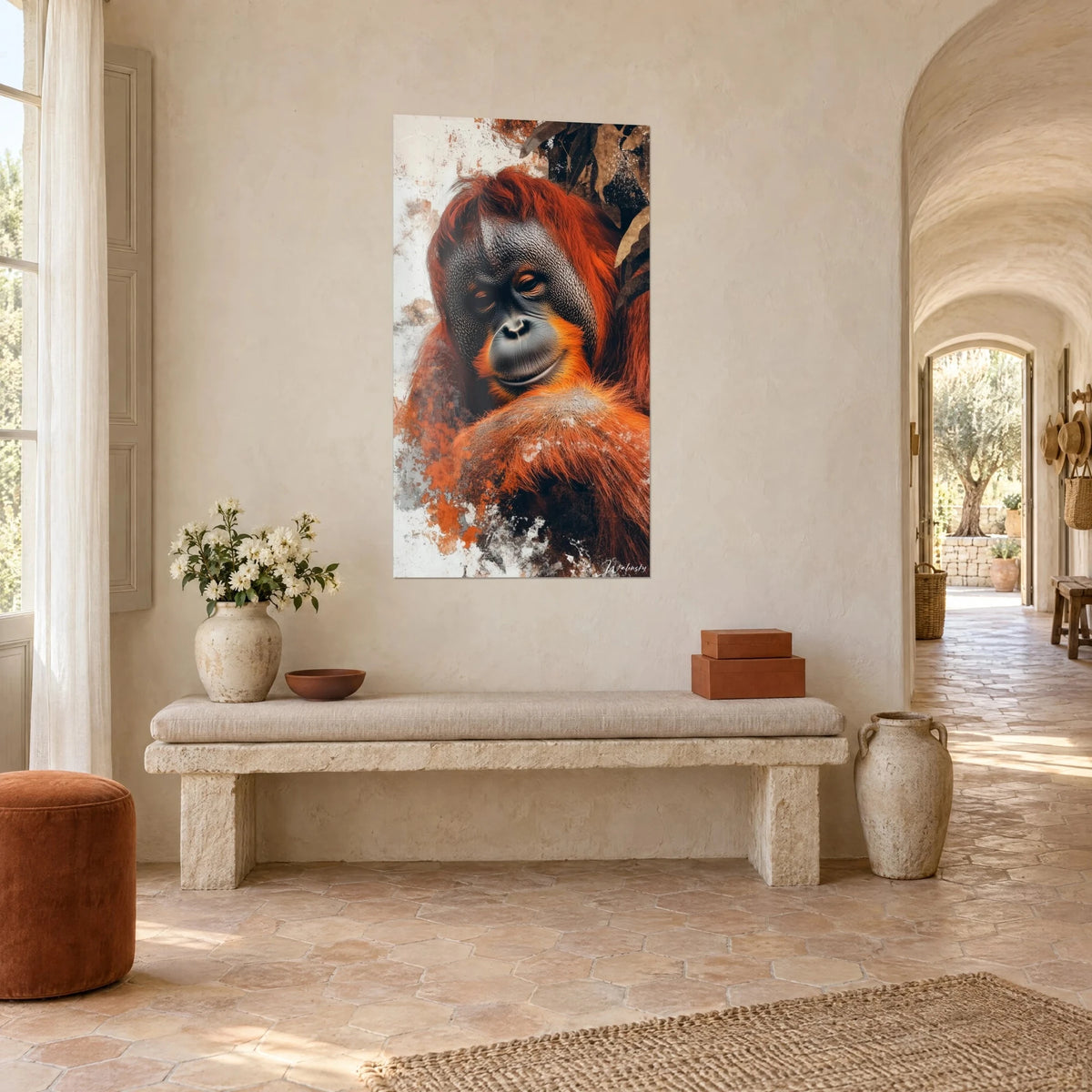 Tableau grand singe aux poils rouille et museau gris, éclaboussures orangées sur fond crème, vu de trois-quarts dans un mas provençal