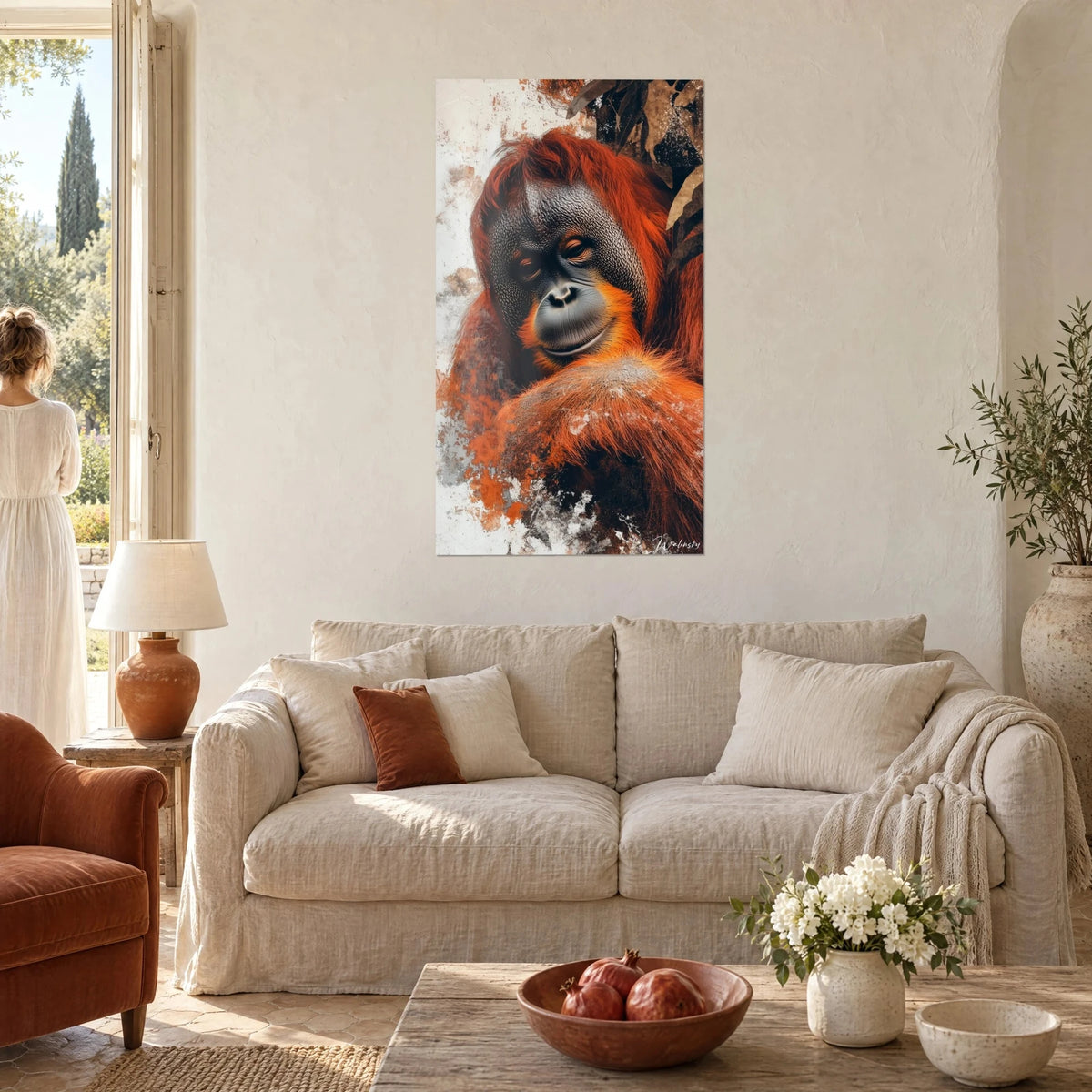 Tableau orang-outan roux au regard paisible, fourrure orange et face grise sur fond blanc taché, au-dessus d'un canapé dans un salon lumineux