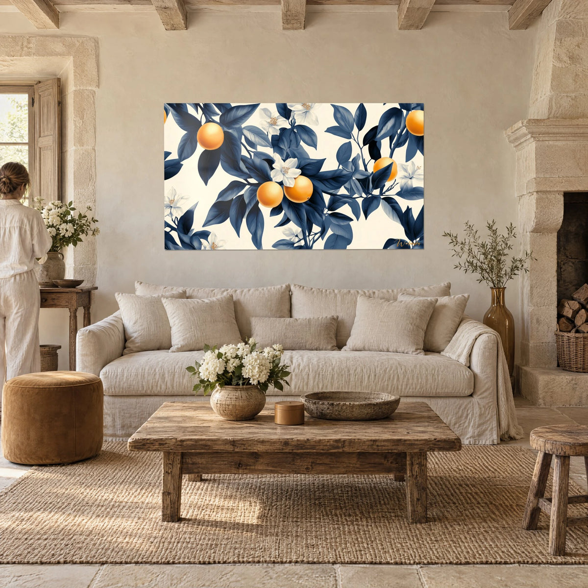 Gemälde mit Orangenzweigen in tiefblauem Laub und goldorangen Früchten auf cremefarbenem Grund, über einem Sofa in einem hellen Wohnzimmer