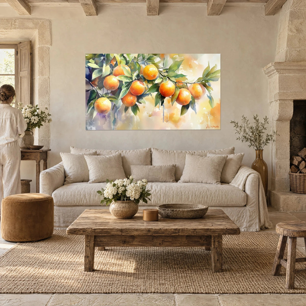Quadro ramo d'arancio ad acquerello, frutti arancioni e foglie verde salvia, sopra un divano in un soggiorno luminoso
