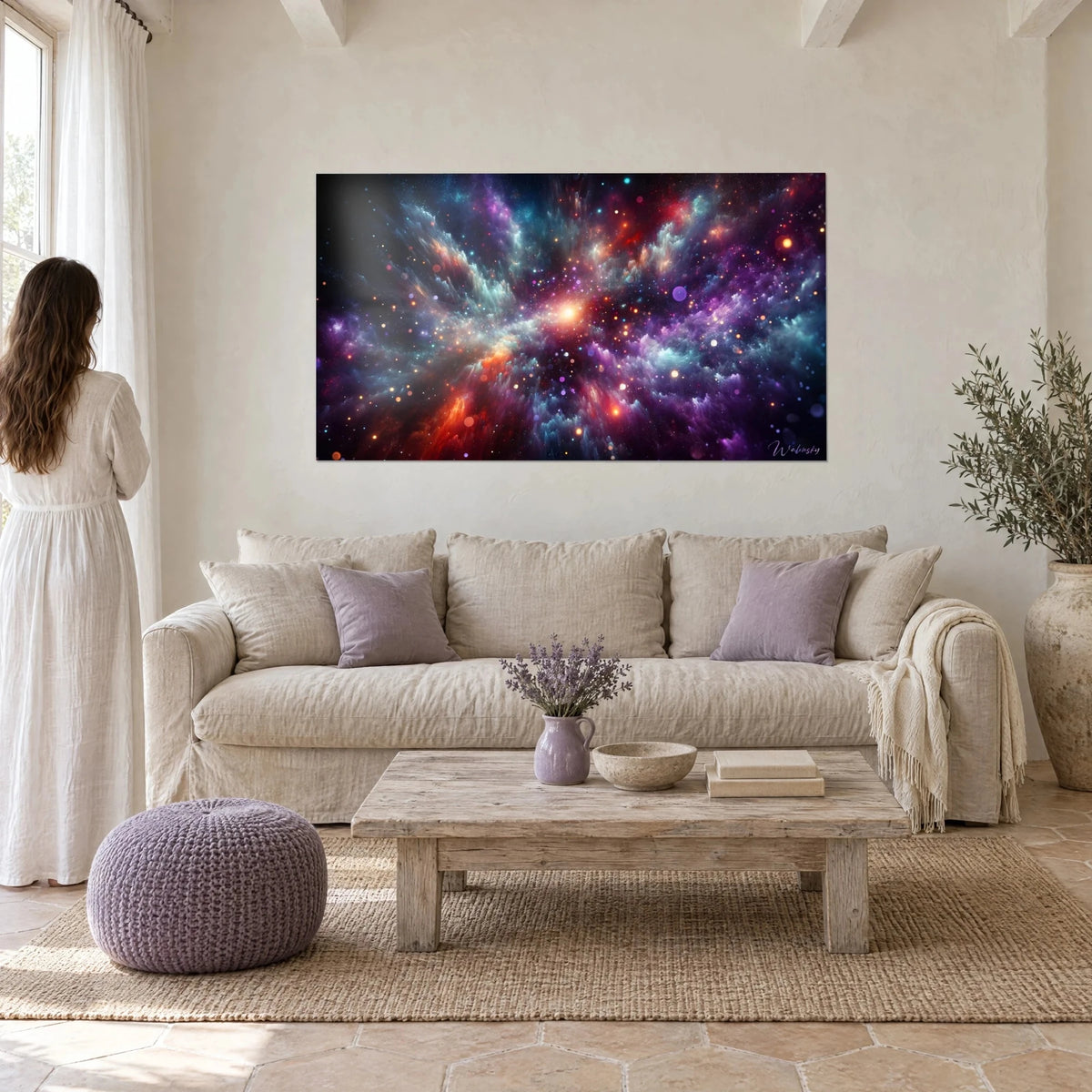 Cuadro nebulosa cósmica resplandeciente en violeta y rojo, núcleo naranja luminoso, pareja de espaldas sobre un sofá en un salón luminoso