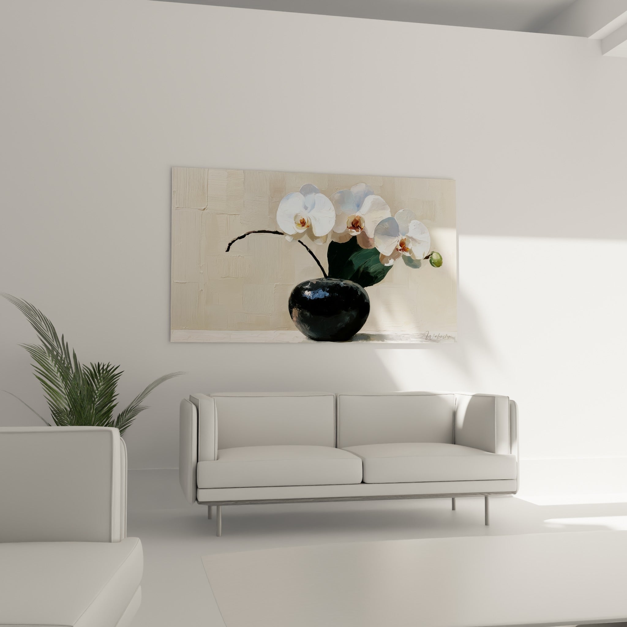Bouquet d'orchidée blanche et vase anthracite au-dessus d'un canapé dans un salon lumineux