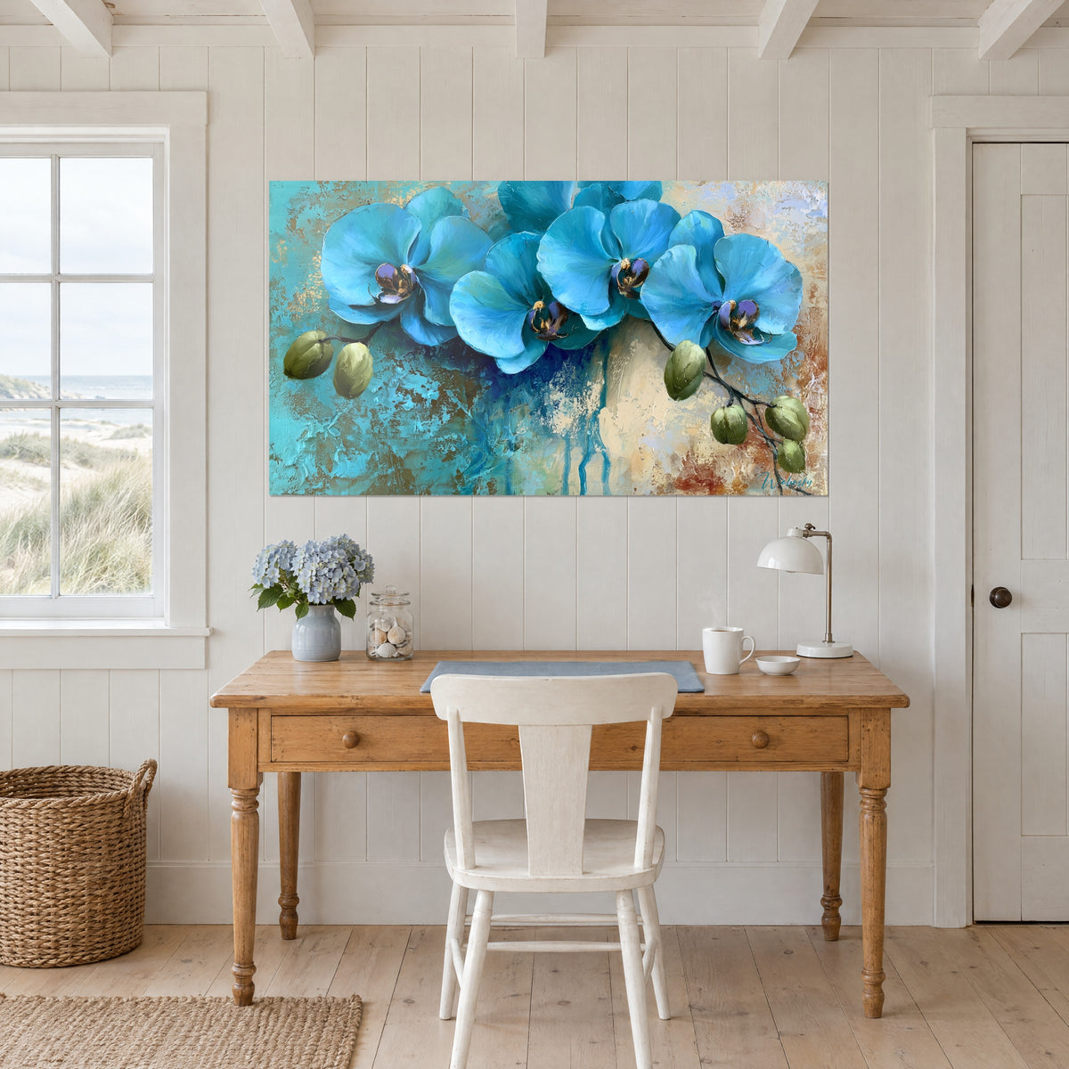 Schilderij turquoise orchideeëntros en olijfgroene knoppen op getextureerde okergele achtergrond, boven een bureau van licht hout