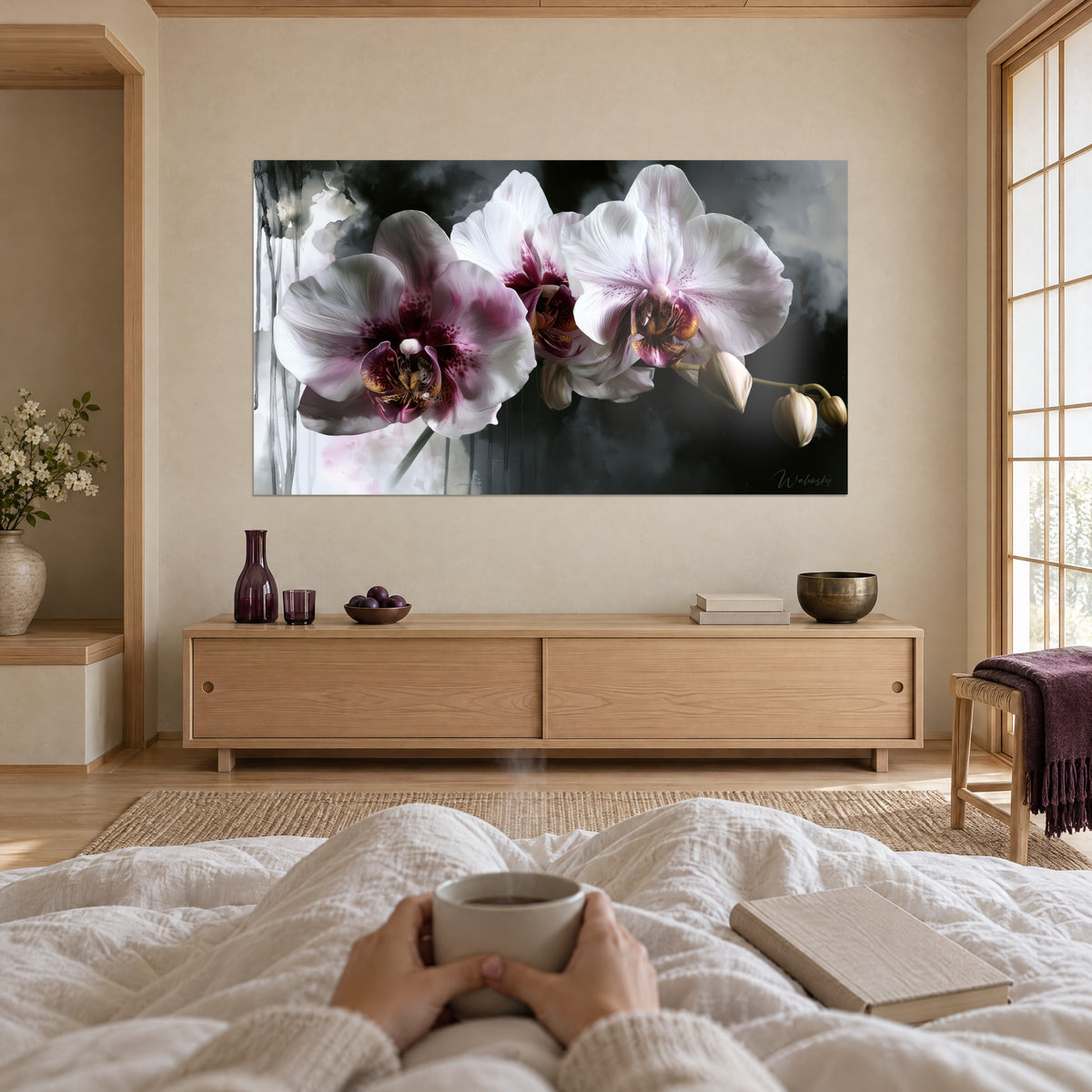 Cuadro racimo de orquídeas marfil y ciruela sobre fondo carbón, vista desde la cama, sobre una cama en un dormitorio luminoso