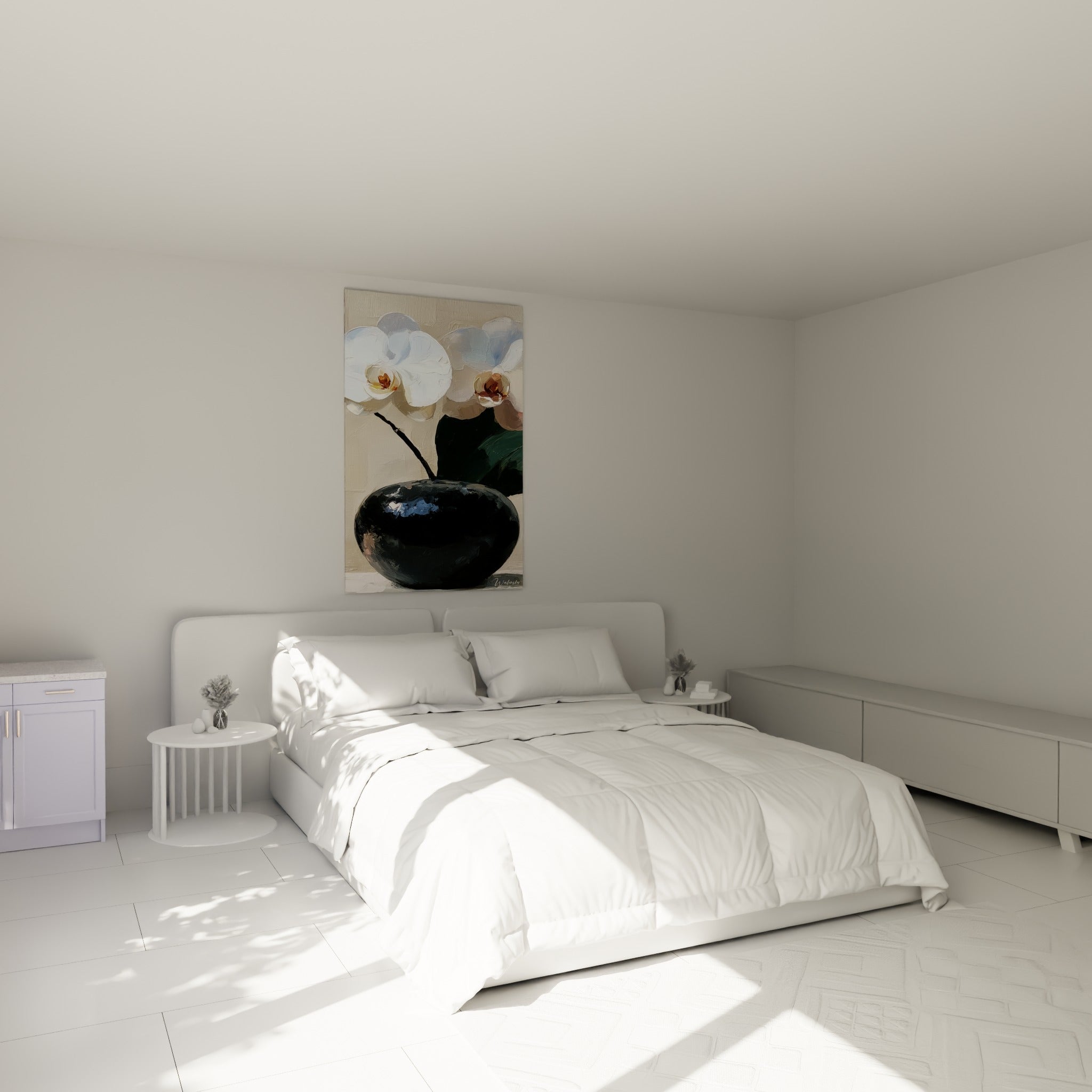 Fleurs d'orchidée blanc crème et vase noir brillant, au-dessus d'un lit dans une chambre claire