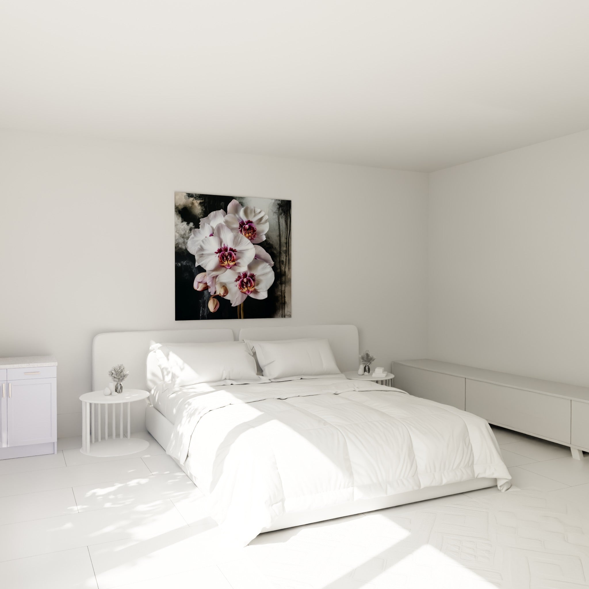 Fleurs d'orchidée blanches et pourpres accrochées au-dessus d'un lit dans une chambre claire