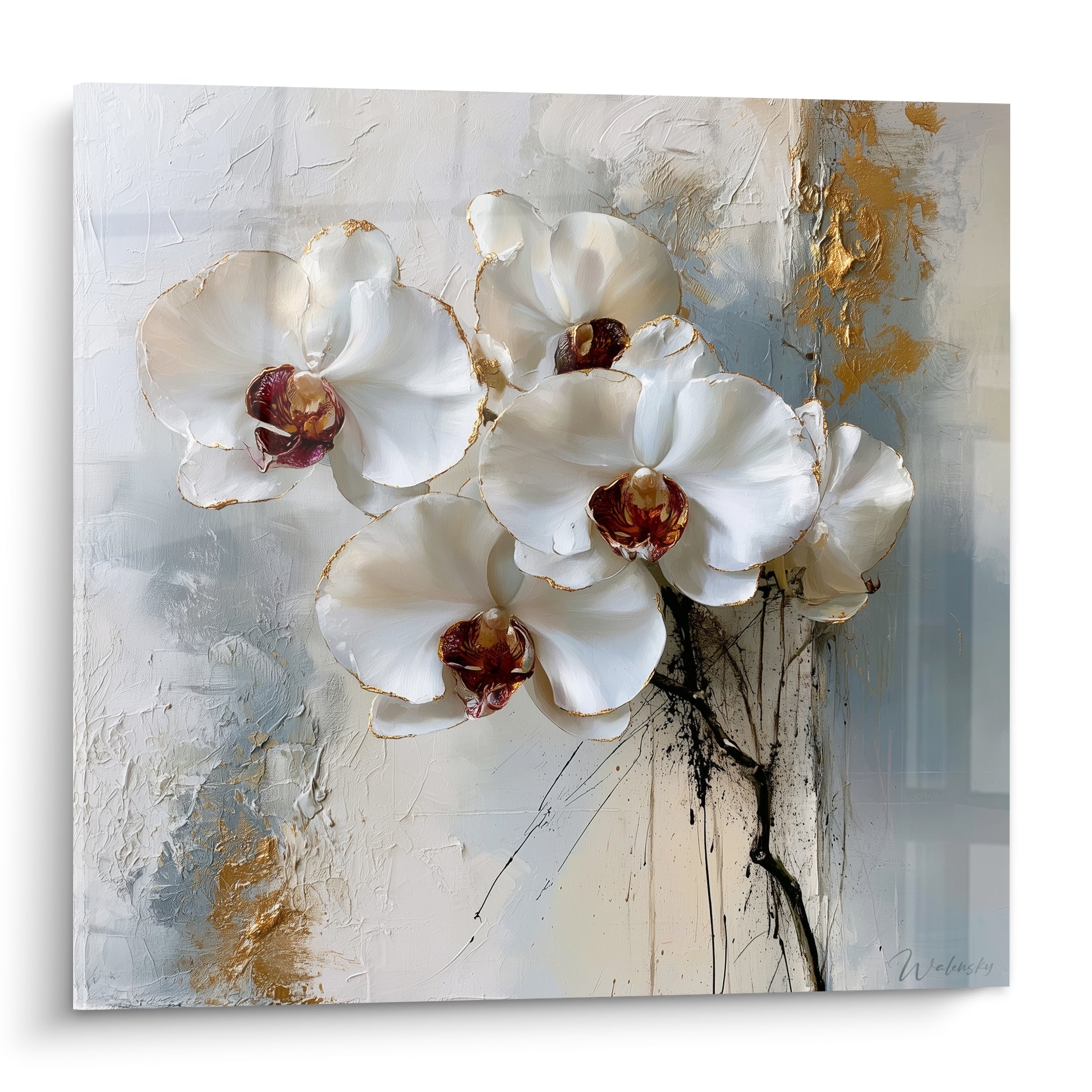 Orchidées blanches aux cœurs bordeaux et reflets dorés sur fond texturé gris et beige