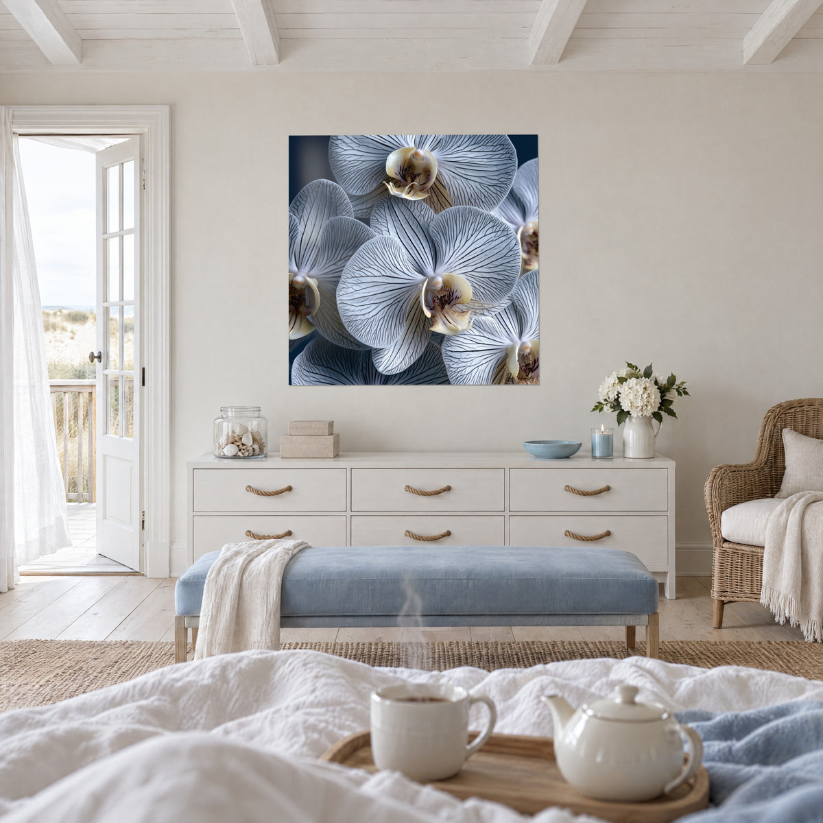 Cuadro de racimo de orquídeas gris plateado estriadas de negro, centro marfil moteado de marrón, sobre una cama en un dormitorio luminoso