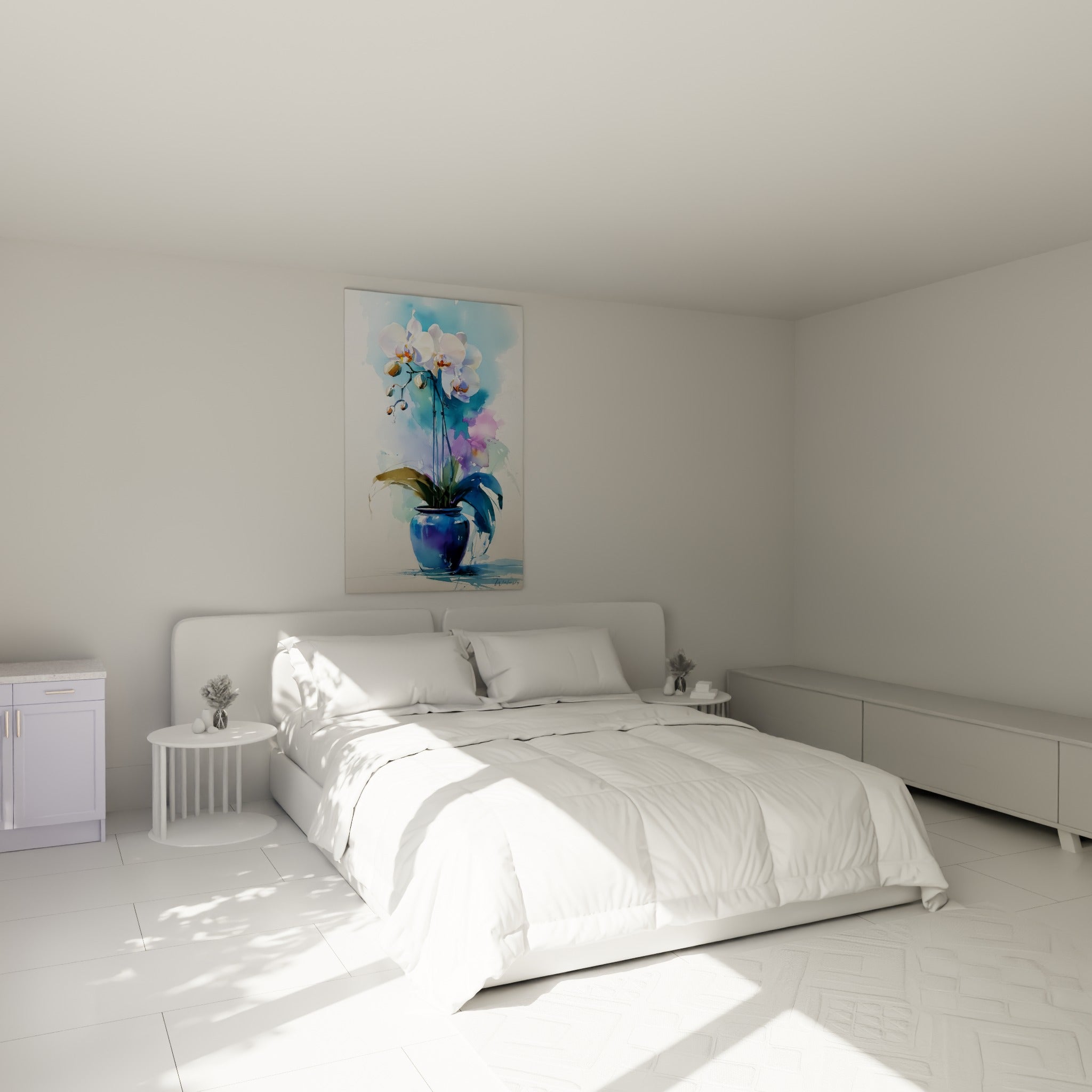 Bouquet d'orchidée blanche et vase bleu profond, accroché au-dessus d'un lit dans une chambre claire